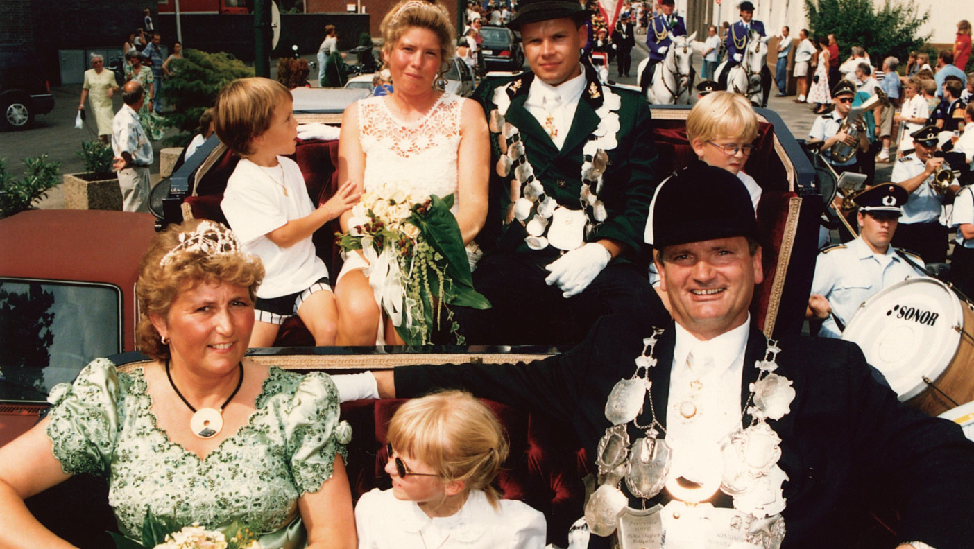 So war das damals, 1996, beim Schützenfest in Flehe: An der Spitze des Regiments der Sankt-Sebastianus-Schützen­bruder­schaft Düsseldorf-Flehe steht Karl-Wilhelm I.