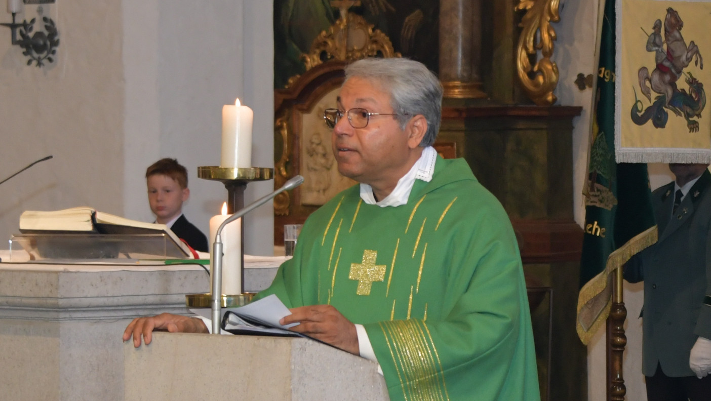 Unser Präses Pater Dr. Joseph Mannaparambil beim Gottes­dienst in der Fleher Pfarr­kirche.