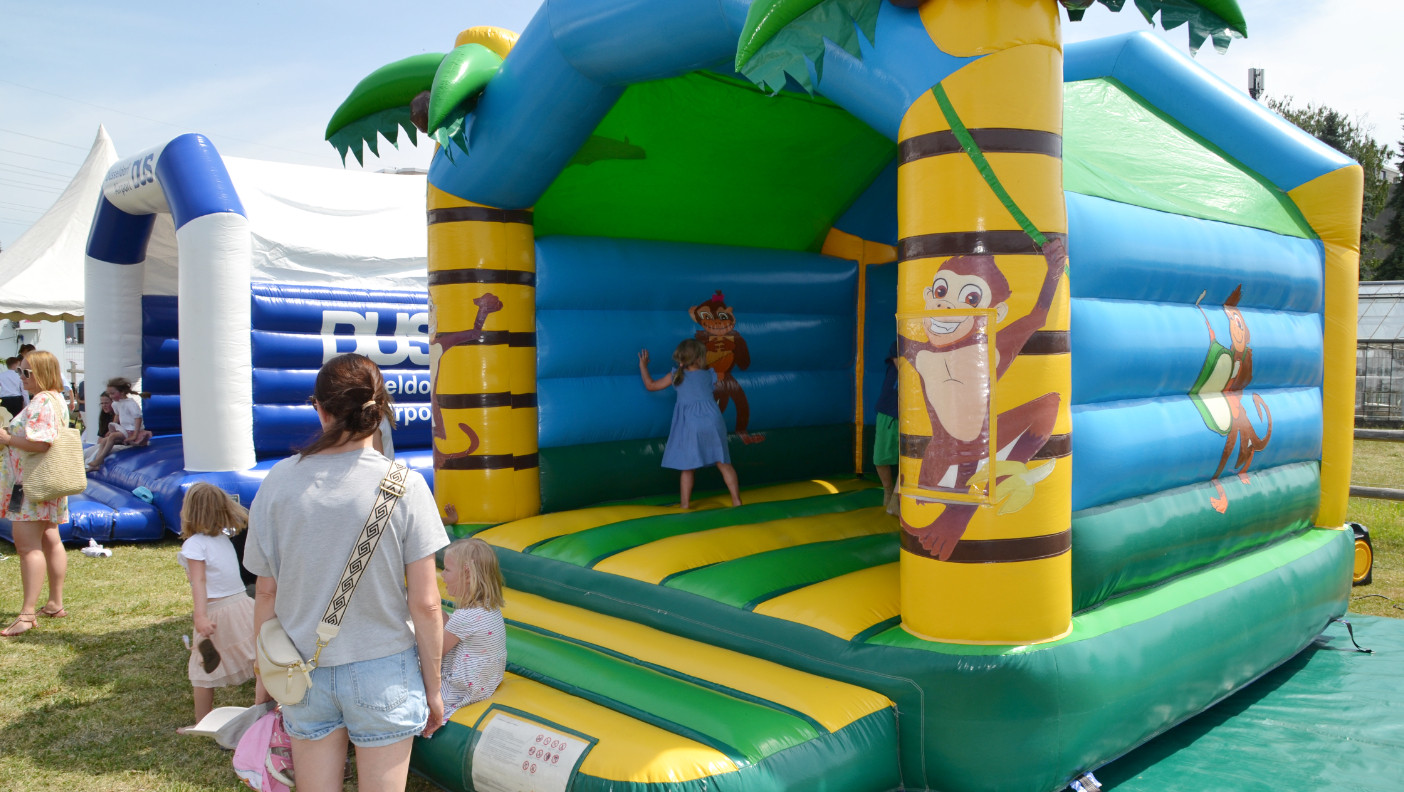 Mit großer Begeisterung nutzten die zahlreichen jungen Besucher die vielfältigen Spielattraktionen unseres Festes anlässlich des 100-jähri­gen Jubi­läums der Sankt-Sebastia­nus-Schützen­bruder­schaft Düssel­dorf-Flehe.