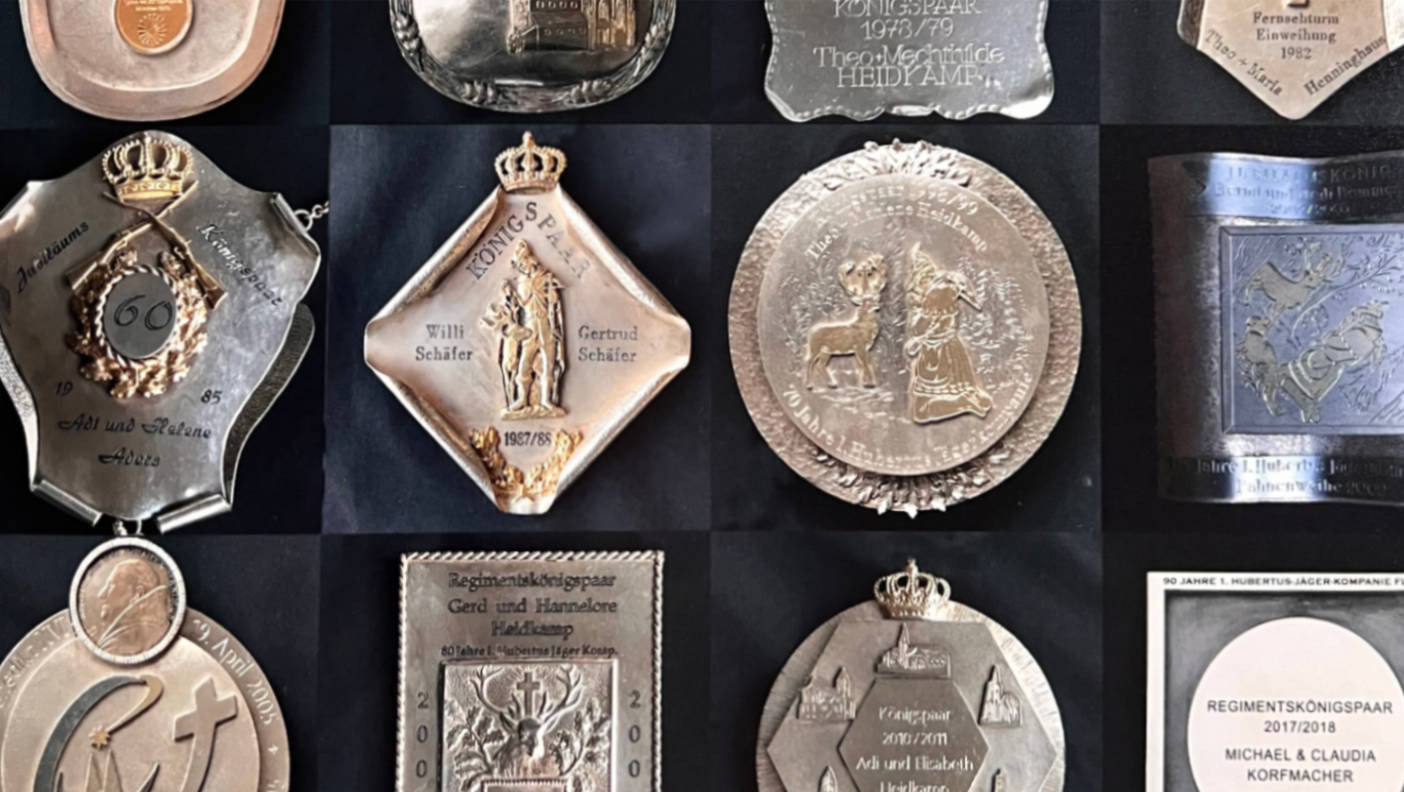 Jeder Schützenkönig signifiziert seine Regentschaft mit einer Silberplakette, die zeitlebens an der Königskette verbleibt. Jeder Schützenkönig signifiziert seine Regentschaft mit einer Silberplakette, die zeitlebens an der Königskette verbleibt.