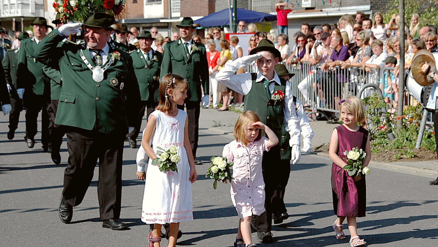 Die Parade, also der Vorbeimarsch der Schützenkompanien vor den amtierenden Majestäten der Sankt-Sebastianus-Schützen­bruder­schaft Düssel­dorf-Flehe e. V., ist eines der Highlights unseres jährlichen Schützenfestes.