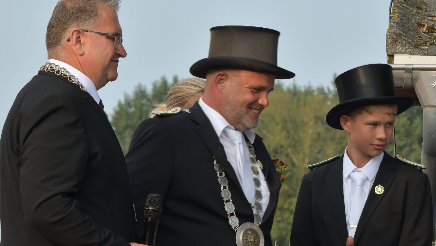 Der amtierende Regimentsschützenkönig der Fleher Schützen 2024/2025: Alexander Hofer (Bildmitte) von der Cäcilien-Kompanie Düsseldorf-Flehe. Der amtierende Regimentsschützenkönig der Fleher Schützen 2024/2025: Alexander Hofer (Bildmitte) von der Cäcilien-Kompanie Düsseldorf-Flehe.