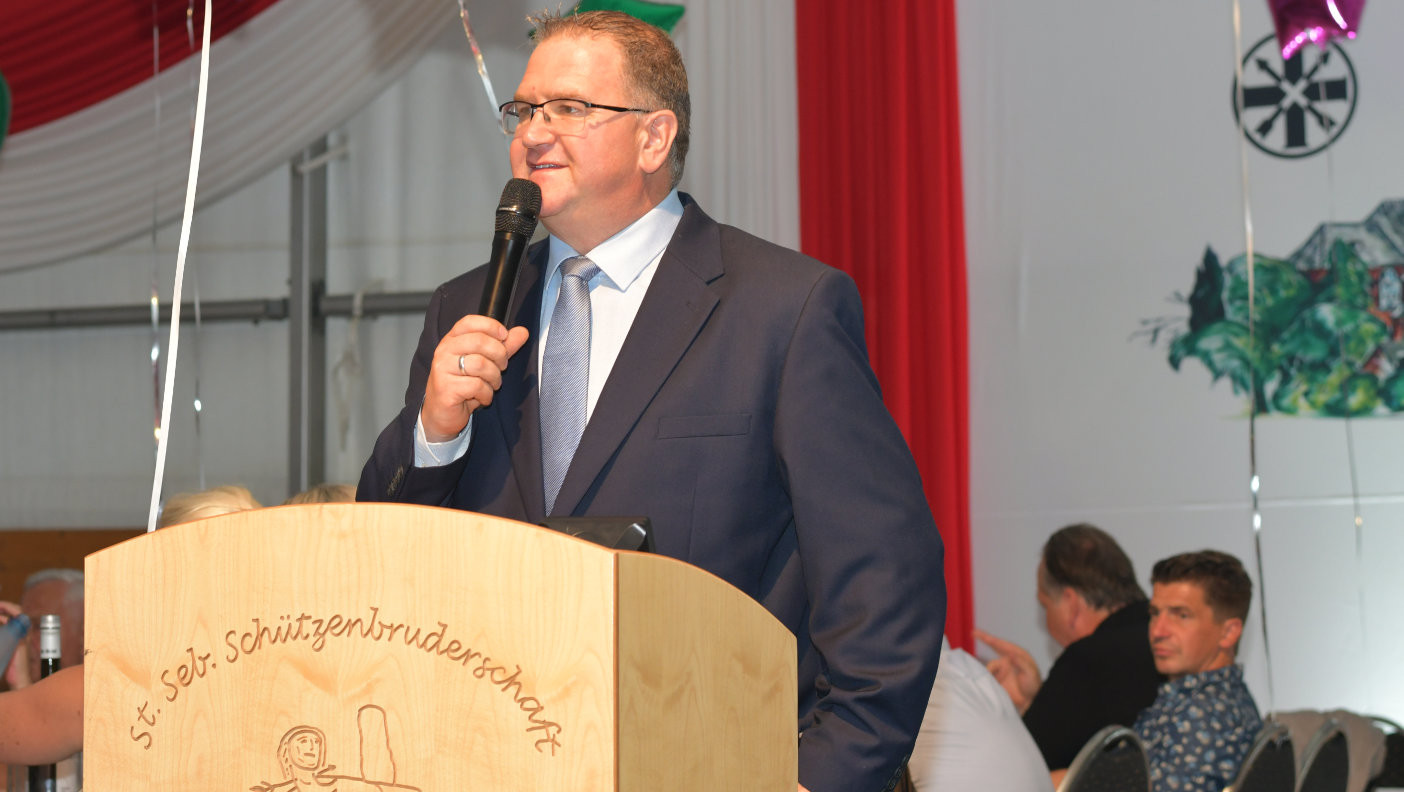 Unser erster Chef Andreas Palm begrüßte offiziell die vielen hundert Besucher im Festzelt. Im Hintergrund tagte die Jury der „Fackelbewerter“.