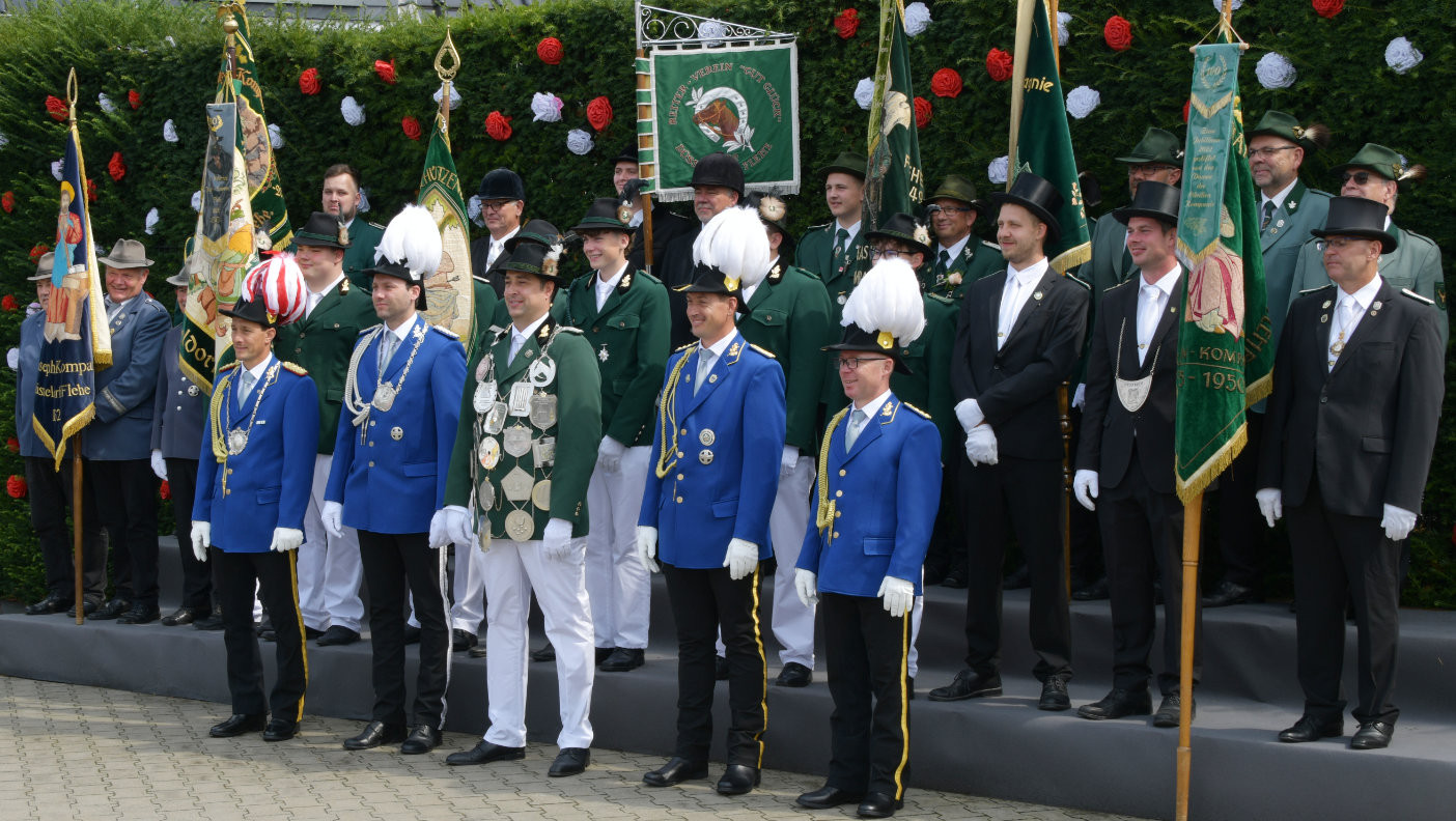 Die Fahnenoffiziere der Bruderschaft sowie der Beritt traten nach einer leckeren Stärkung am kalten, warmen Büfett zum Gruppenfoto mit König Thomas III. an.