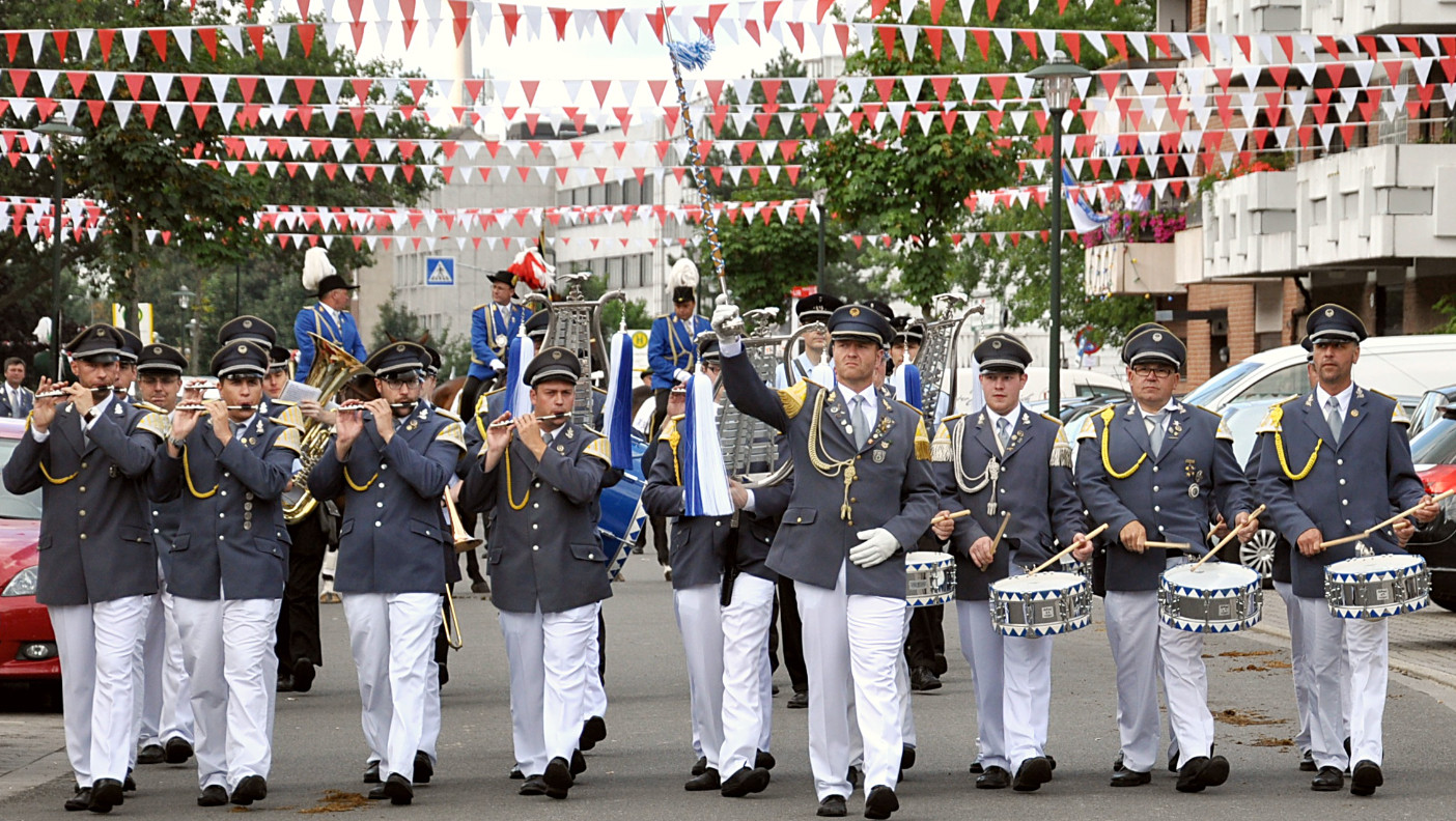 Das Tambourcorps „Frohsinn“ Düsseldorf-Flehe beim Schützenumzug durch Düsseldorf-Flehe, der jährlich am dritten Wochenende im August stattfindet.