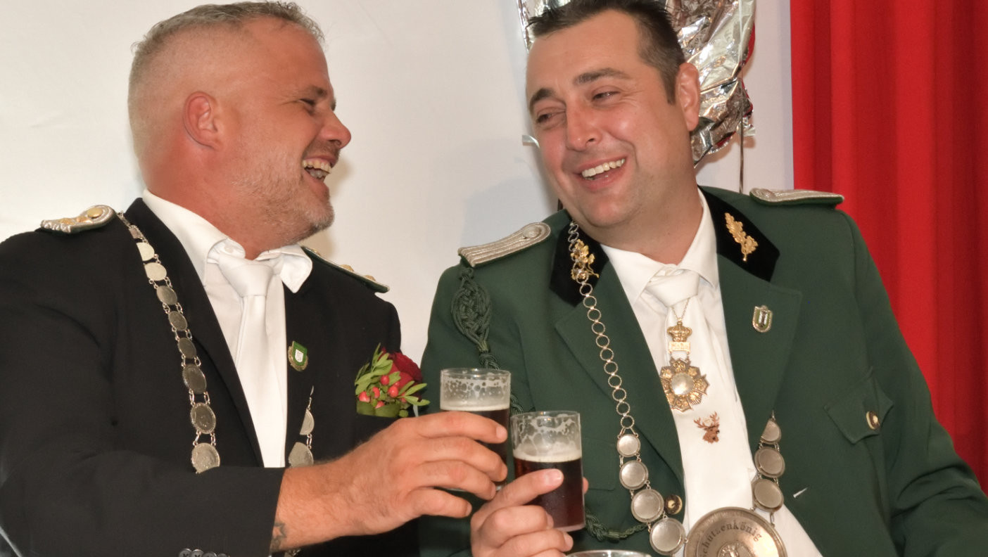 Amtsübergabe bei einem frisch-würzigen Schlösser Alt unseres Sponsors: Der neue Schützenkönig Alexander Hofer (links) und sein Vorgänger Thomas Schier hatten sichtbar viel Feude bei der Party im Festzelt.