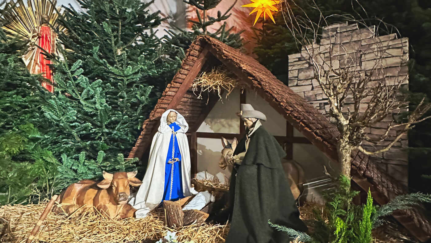 Die Weihnachtskrippe (nach Lukas 2,4-7) in unserer Pfarrkirche Schmerzreiche Mutter.