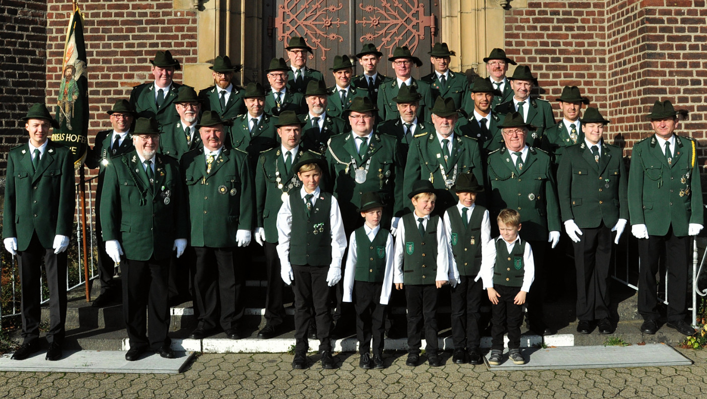 Angetreten zum Gruppenfoto vor der katholischen Pfarrkirche in Düsseldorf-Flehe: die Andreas-Hofer-Kompanie. Angetreten zum Gruppenfoto vor der katholischen Pfarrkirche in Düsseldorf-Flehe: die Andreas-Hofer-Kompanie.