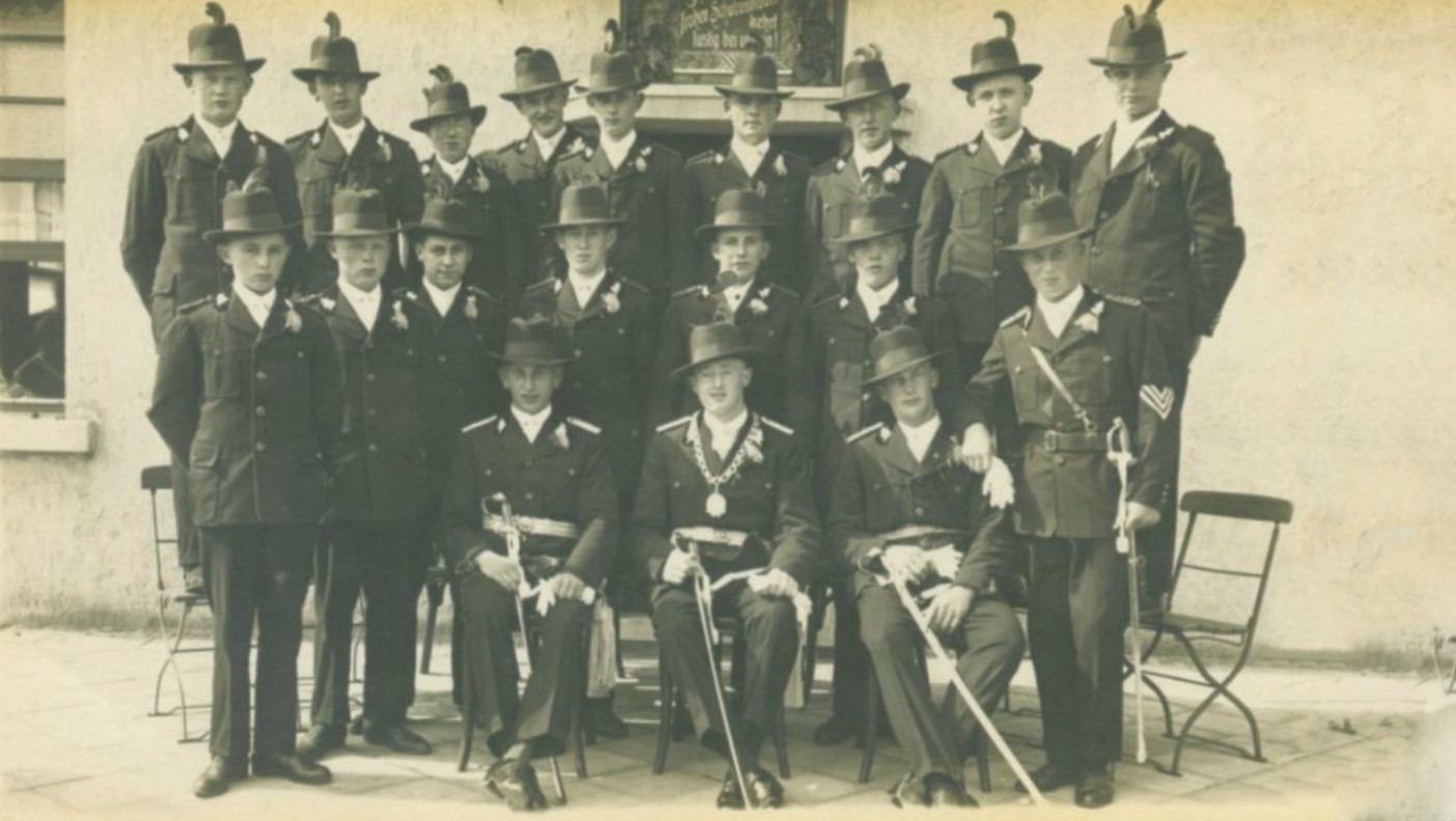 Fotohistorisches Dokument aus dem Jahr 1929: Die 1. Hubertus-Jäger-Kompanie vor dem Vereinslokal „Zur schönen Aussicht“ (dem späteren „Dietze Mamm“).