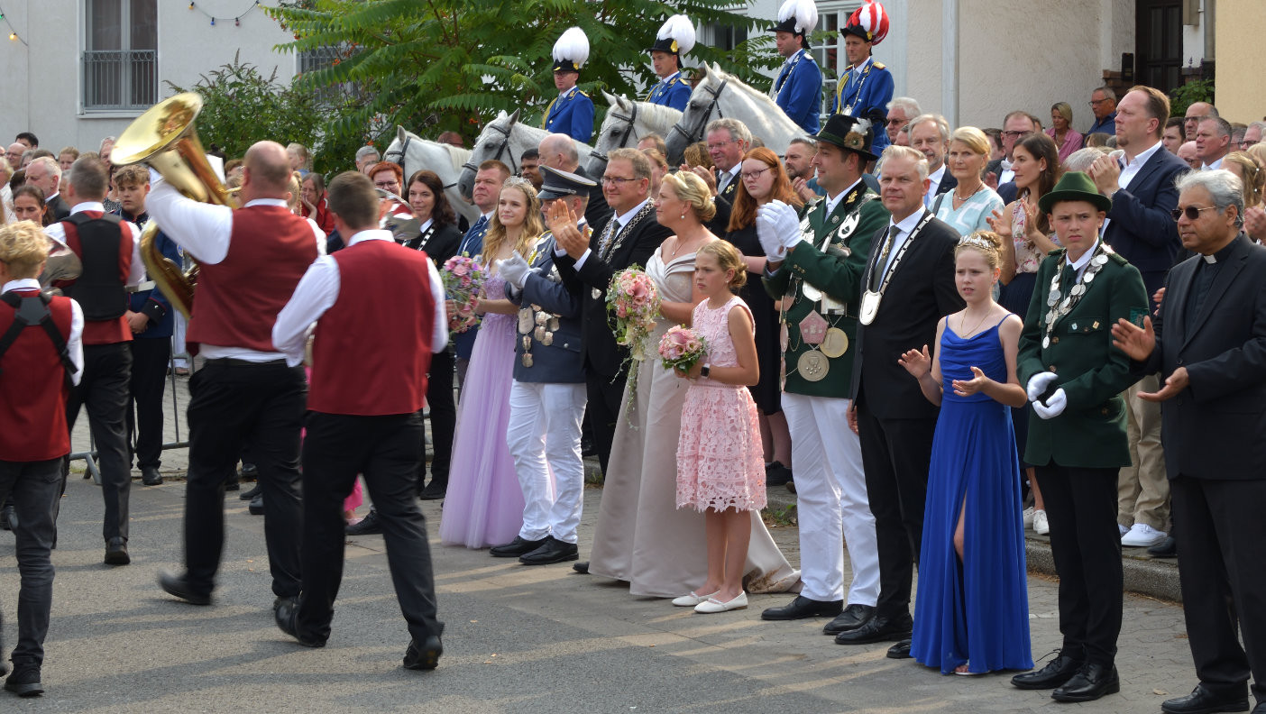 Die große Schützenparade vor den am­tie­ren­den Majestäten auf der Fleher Straße ist jedes Jahr auf Neue ein besonderes Highlight für unzählige Besucher aus nah und fern.