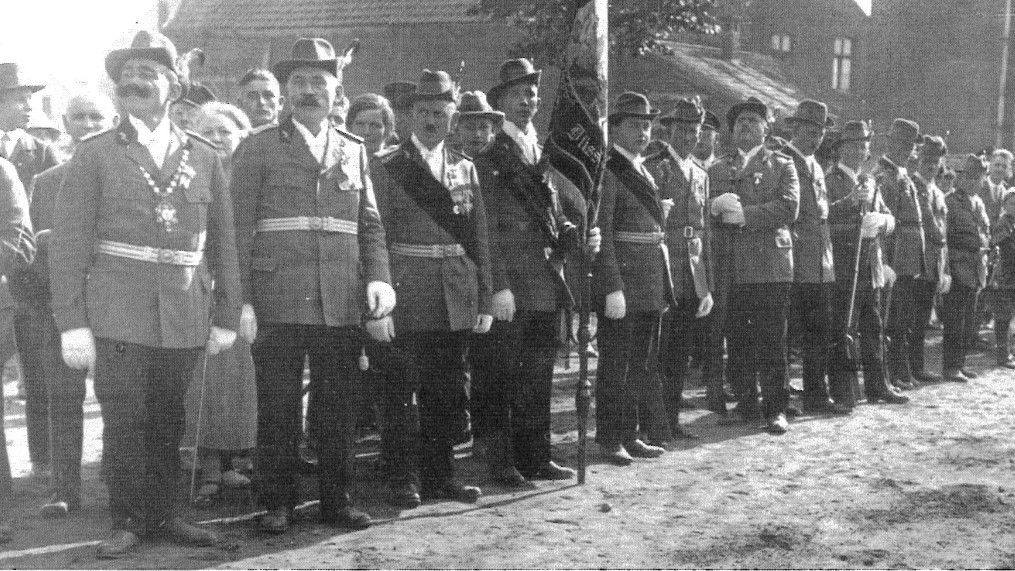 Die Sankt-Sebastianus-Schützenbruderschaft Düsseldorf-Flehe wenige Monate nach Vereinsgründung. Die Sankt-Sebastianus-Schützenbruderschaft Düsseldorf-Flehe wenige Monate nach Vereinsgründung.