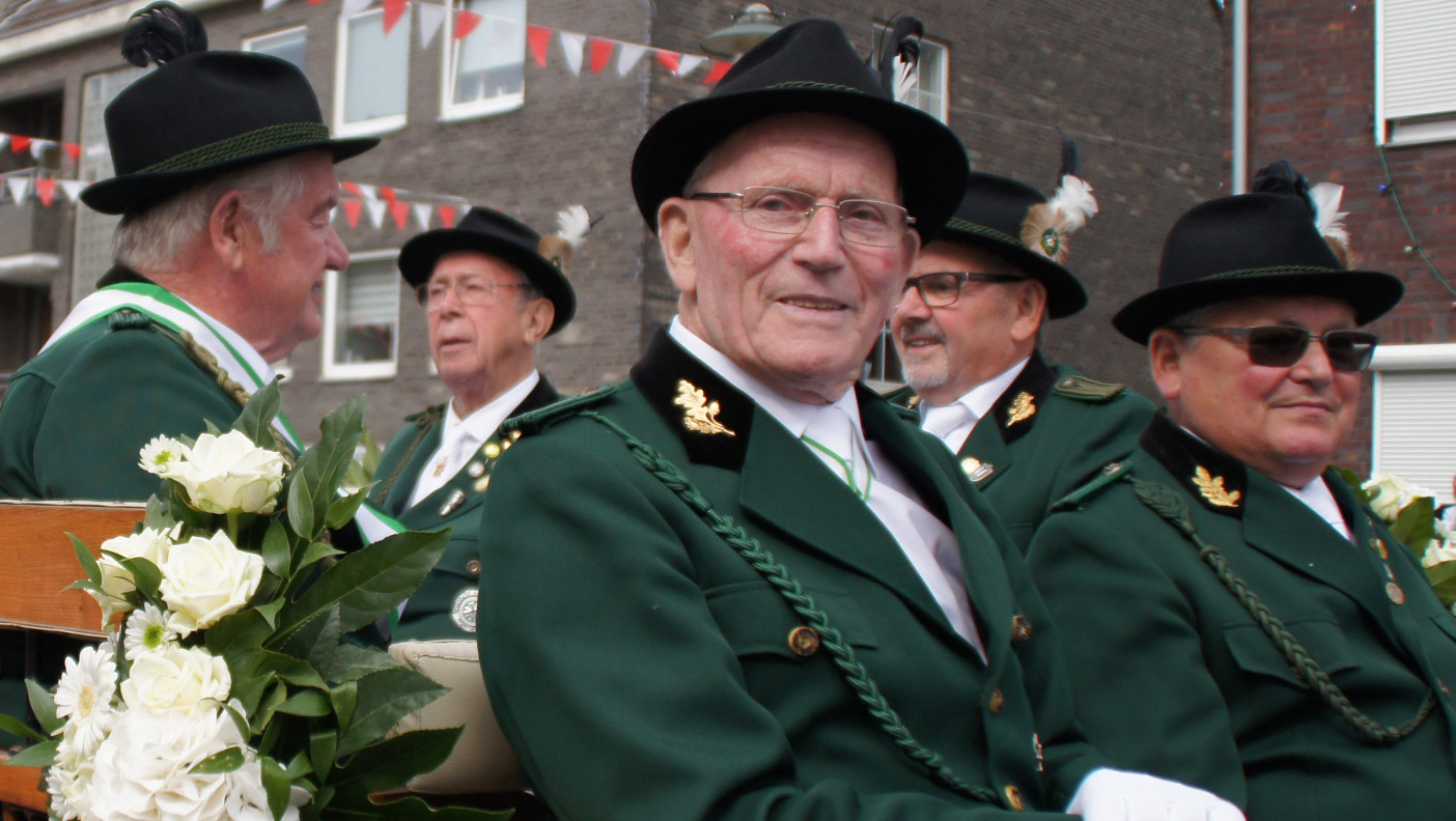 Altgediente Mitglieder der 1. Hubertus-Jäger-Kompanie beim Schützenumzug 2017 in Düsseldorf-Flehe. V.l.nr.: Adi Heidkamp, Heinz Durst, Willi Wolfgarten, Toni Heidkamp und Hans Hilgers†.