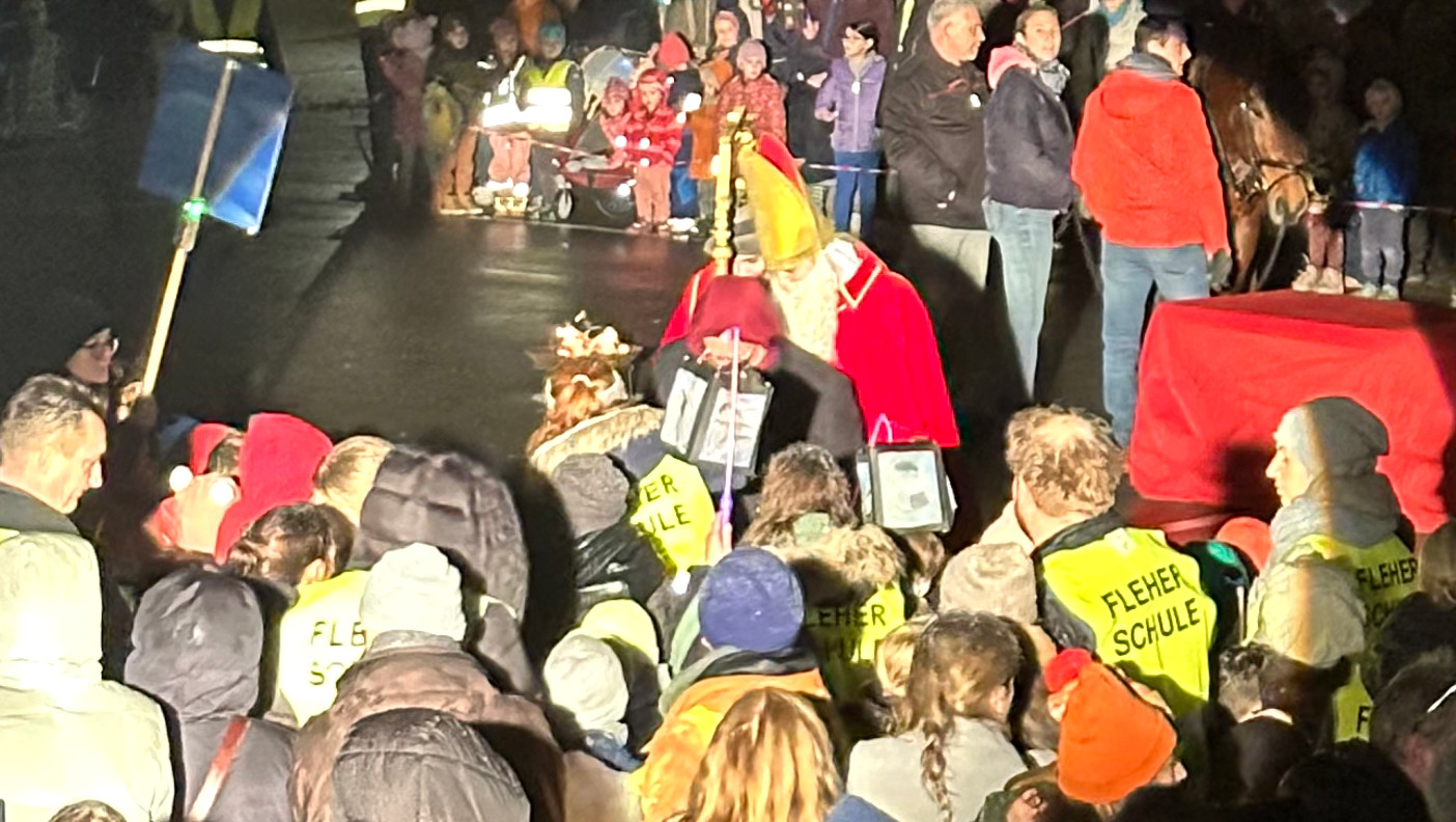 Sankt Martin war ein römischer Soldat, der seinen Mantel mit einem frierenden Bettler teilte. Auf dem Schulhof der Fleher Schule verfolgten mehr als tausend Kinder gespannt die Darstellung der Mantelteilung.