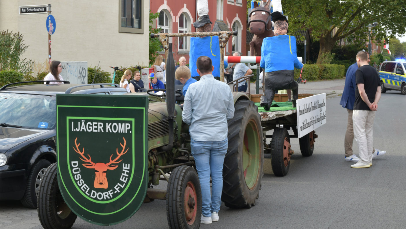 Herrlich humorvoll mit satirischen Seitenhieben gespickt war auch dieser Motivwagen des Fleher Fackelzuges.