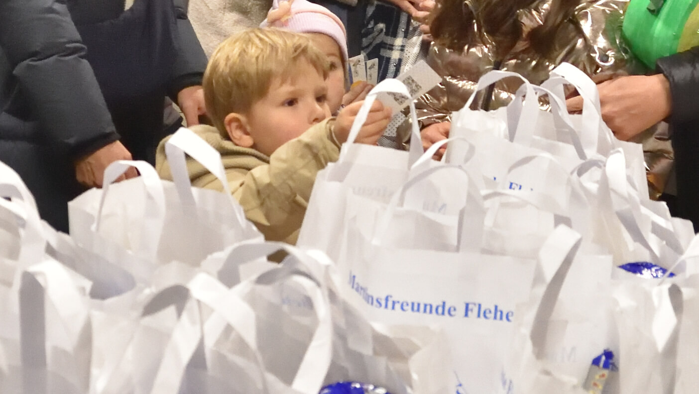 Nach dem Martinszug konnten die zuvor bei der Haustürsammlung ausgehändigten Kärtchen gegen die prallgefüllten Martinstüten eingetauscht werden.