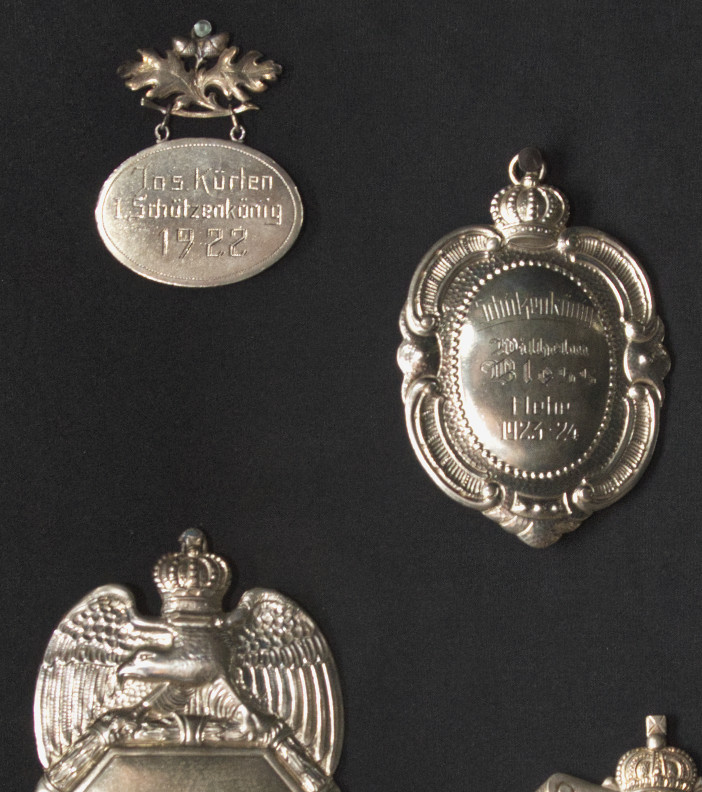 Aus den Goldenen Zwanziger Jahren: Die Insignien unserer ersten Schützenkönige in Düsseldorf-Flehe. Aus den Goldenen Zwanziger Jahren: Die Insignien unserer ersten Schützenkönige in Düsseldorf-Flehe.