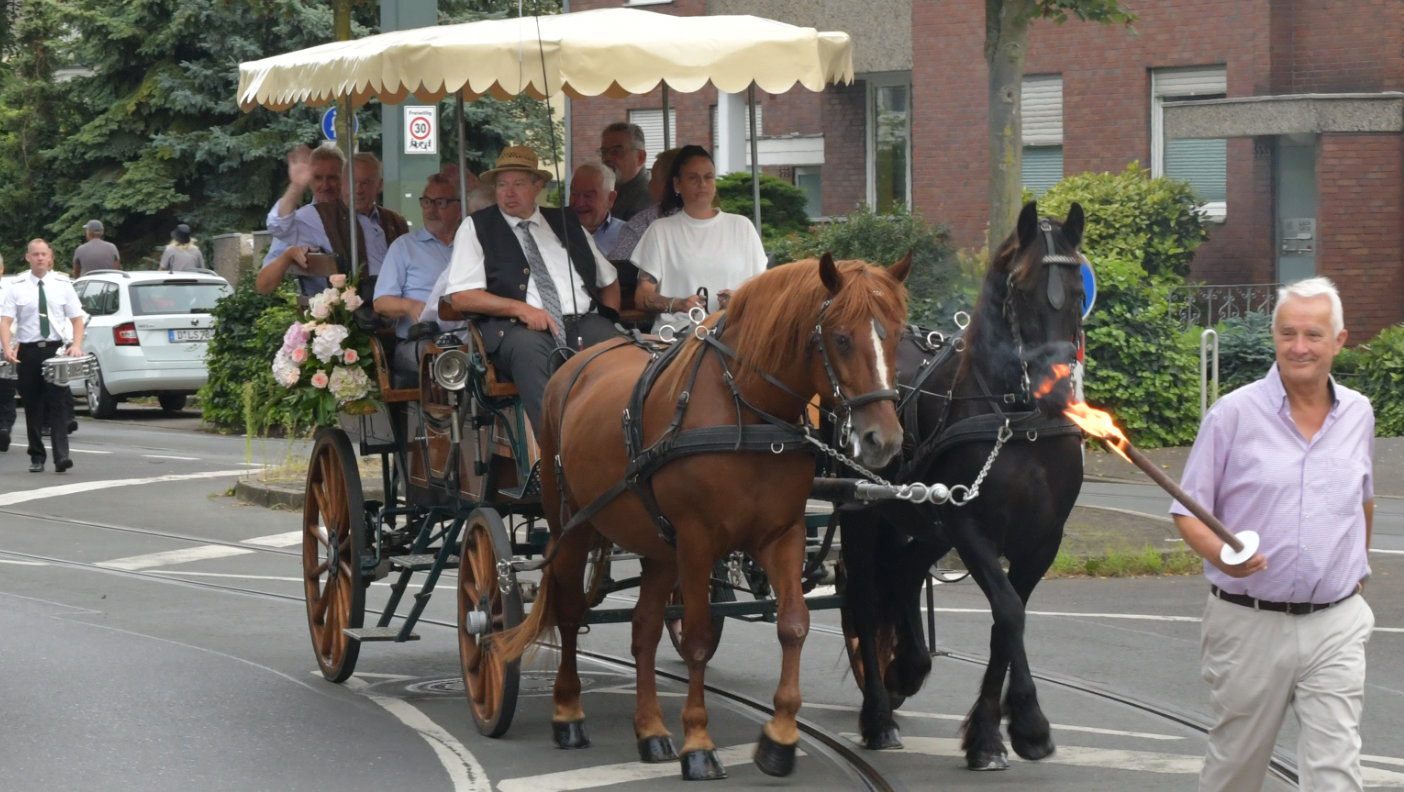 Außer den Motivwagen fuhr erstmals sogar eine Kutsche beim Fackelzug durch den Stadtteil Flehe mit.