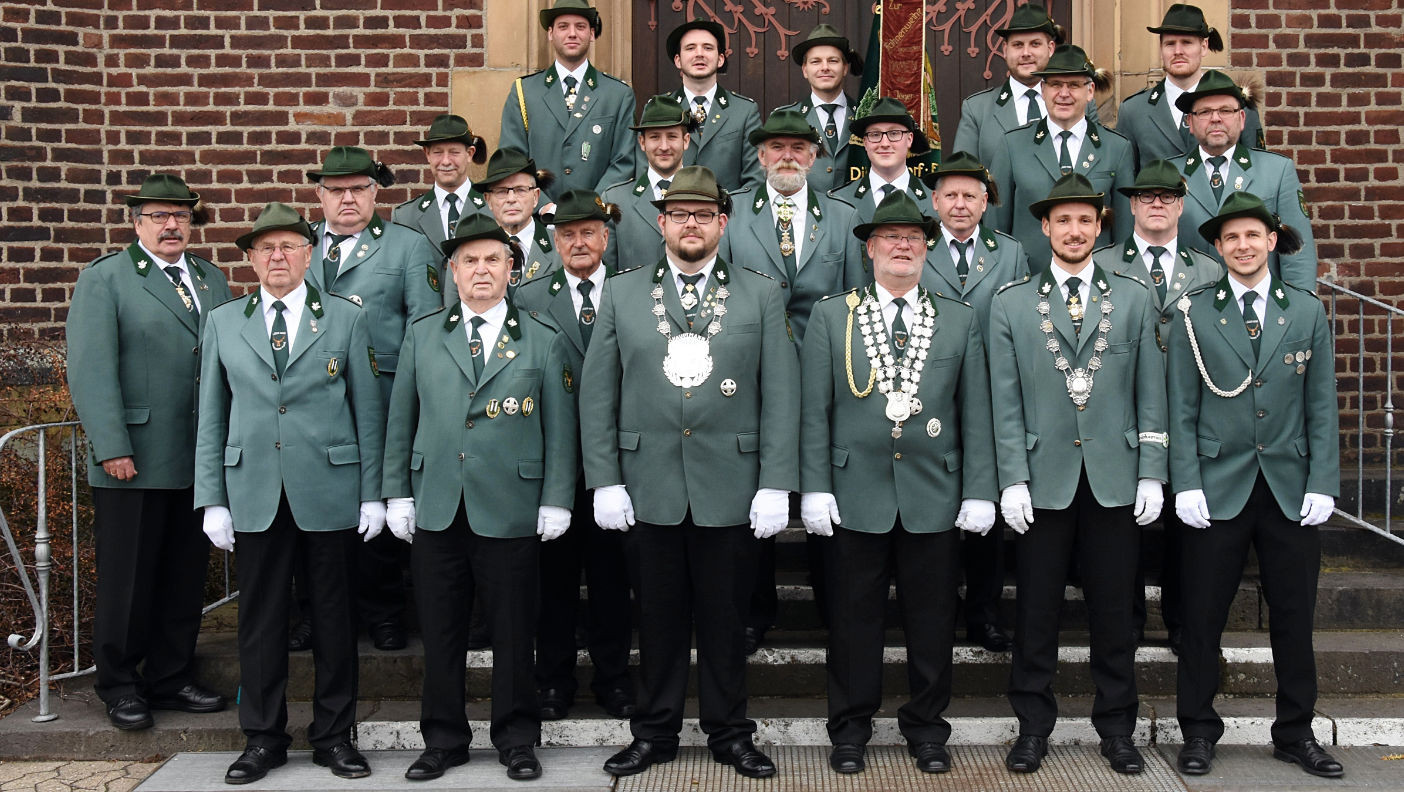 Gruppenbild mit dem heutigen Vorstand: Stephan Keup als I. Hauptmann, Tobias Heidkamp als II. Hauptmann, Andreas Keup als I. Kassierer, Moritz Laflör als II. Kassierer, Florian Schneider als I. Schriftführer und Patrick Rölle als II. Schriftführer. Gruppenbild mit dem heutigen Vorstand: Stephan Keup als I. Hauptmann, Tobias Heidkamp als II. Hauptmann, Andreas Keup als I. Kassierer, Moritz Laflör als II. Kassierer, Florian Schneider als I. Schriftführer und Patrick Rölle als II. Schriftführer.
