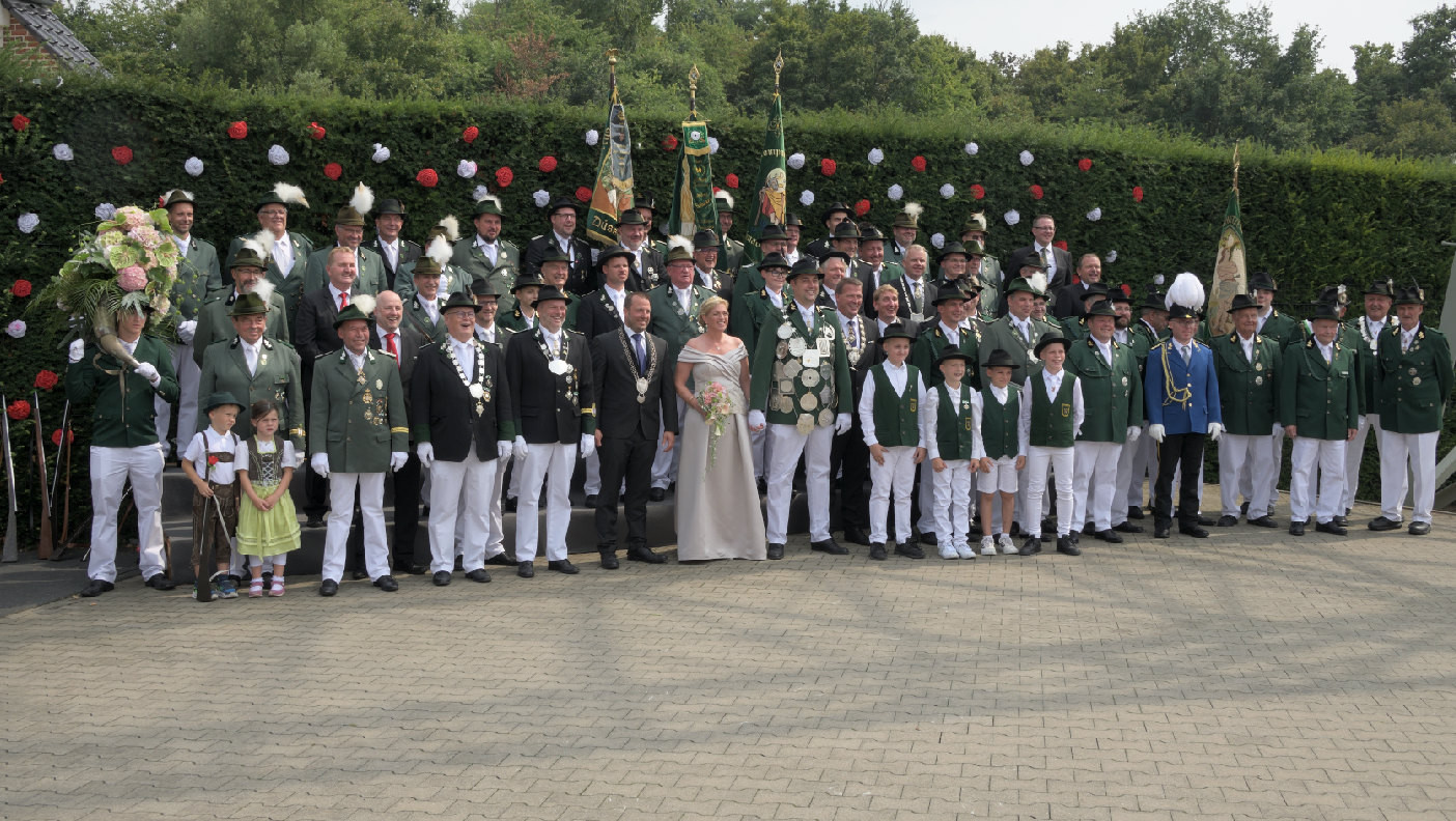 Rasch noch ein Erinnerungsfoto mit den Kamera­den der 1. Hubertus-Jäger-Kom­pa­nie und den Gästen von der St. Hubertus Schützen­kom­pa­nie aus Düssel­dorf-Hamm, bevor das Schützen­königs­paar Thomas III. und Sabine Schier dem engen Zeit­plan folgend in de