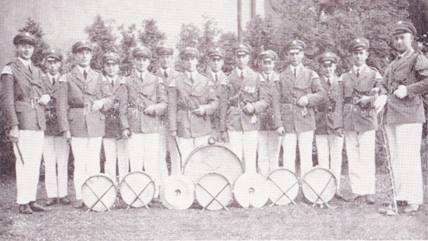 Die vier­zehn Gründer vom Tambourcorps „Frohsinn“ Düsseldorf-Flehe um 1919.