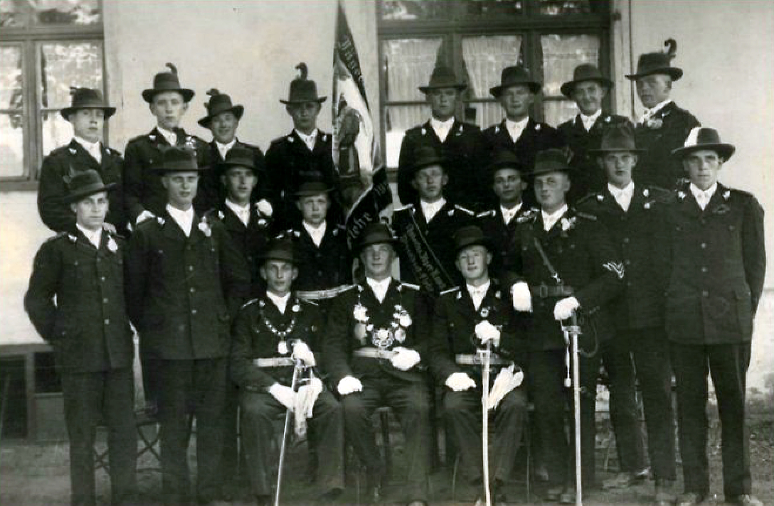 Der Schützenkönig des Jahres 1930 der Sankt-Sebastianus-Schützen­bruder­schaft Düsseldorf-Flehe im Kreise seiner Hubertus-Jäger-Kompanie.