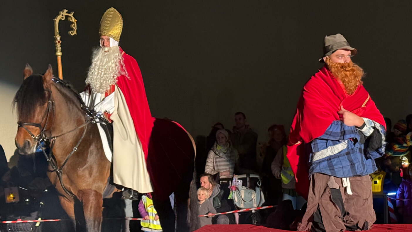 Im Schnee saß, im Schnee saß, im Schnee, da saß ein armer Mann, hatt' Kleider nicht, hatt' Lumpen an. Oh, helft mir doch in meiner Not, sonst ist der bittre Frost mein Tod!