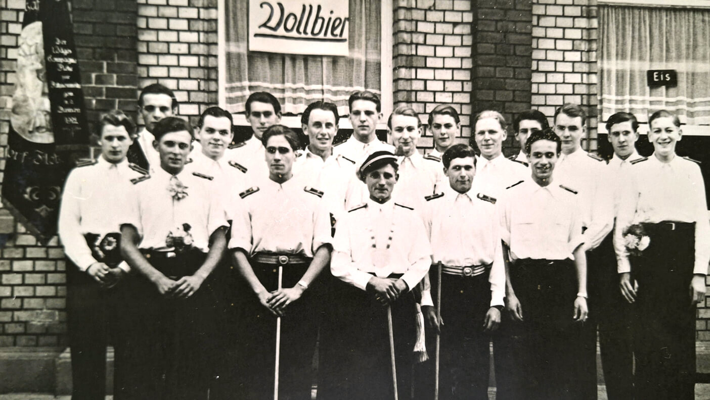 Gruppenbild aus 1949 mit Hans Ingenhoven, Initiator des Neubeginns der Kompanie nach dem 2. Weltkrieg, und Theodor Keup, der 1950 die Leitung der Kompanie übernahm. Gruppenbild aus 1949 mit Hans Ingenhoven, Initiator des Neubeginns der Kompanie nach dem 2. Weltkrieg, und Theodor Keup, der 1950 die Leitung der Kompanie übernahm.