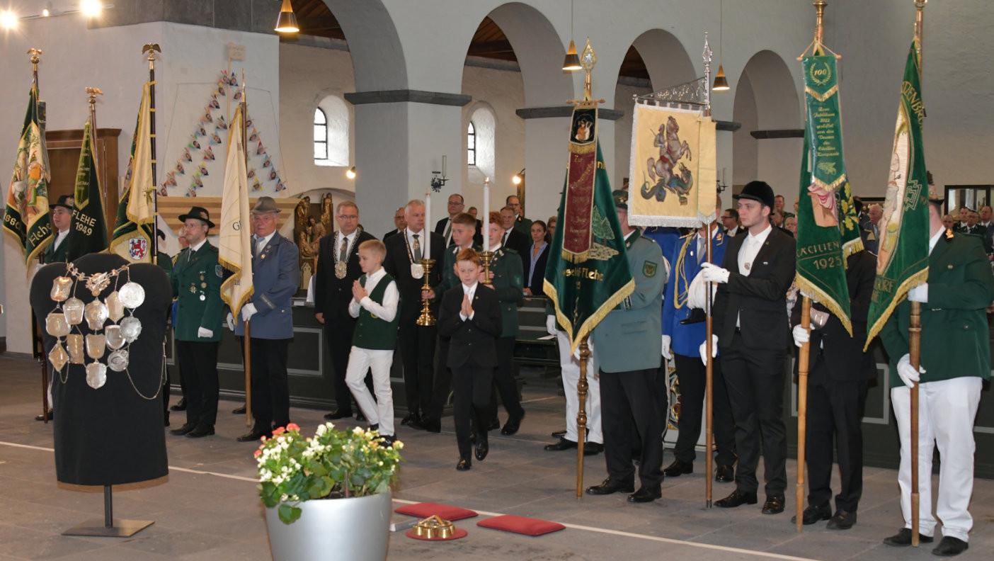 Beim Einzug unserer Kompanien in unsere Fleher Pfarrkirche gingen wie immer die Fahnenträger voran.