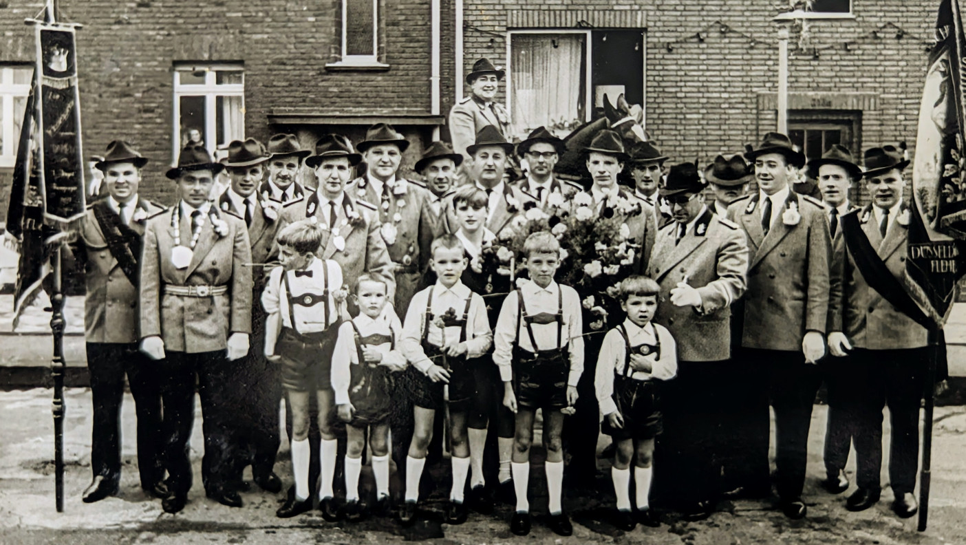 Gruppenbild aus 1967 mit dem I. Schriftführer und II. Hauptmann Hans Fink, dem I. Hauptmann Theo Keup und dem I. Kassierer und Spieß Peter Biermann, die 1992 zu Ehrenvorstandsmitgliedern ernannt wurden. Gruppenbild aus 1967 mit dem I. Schriftführer und II. Hauptmann Hans Fink, dem I. Hauptmann Theo Keup und dem I. Kassierer und Spieß Peter Biermann, die 1992 zu Ehrenvorstandsmitgliedern ernannt wurden.
