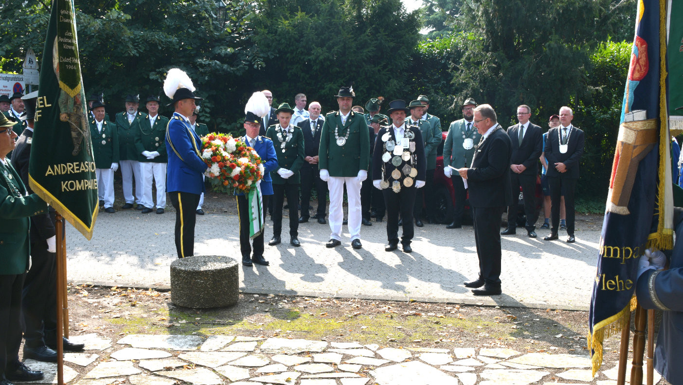 Unser neuer Regiments­schützen­könig Alexander Hofer wird in wenigen Augen­blicken zur Kranz­nieder­legung schreiten. Unser Tambour­corps spielt während­dessen „Ich hatt‘ einen Kameraden“.