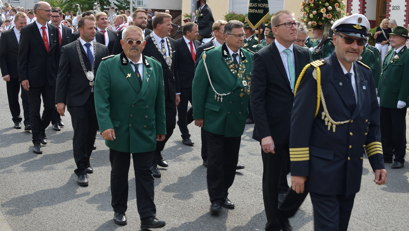 Von der Königsparade aus führt der Weg die Teil­neh­mer direkt ins Festzelt. Nach einer kurzen Pro­gramm­pause folgt ab 17.00 Uhr das Wett­schießen um die Titel des Bürger- und des Jung­schützen­königs 2024/2025.