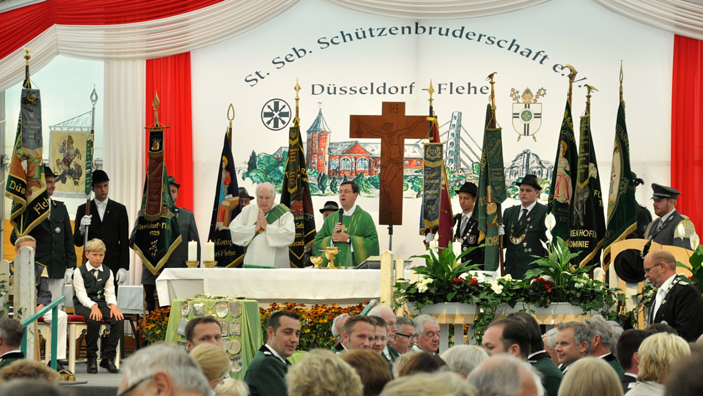 Die Schützenmesse im Festzelt während des Schützenfestes in Düsseldorf-Flehe ist generell sehr gut besucht.