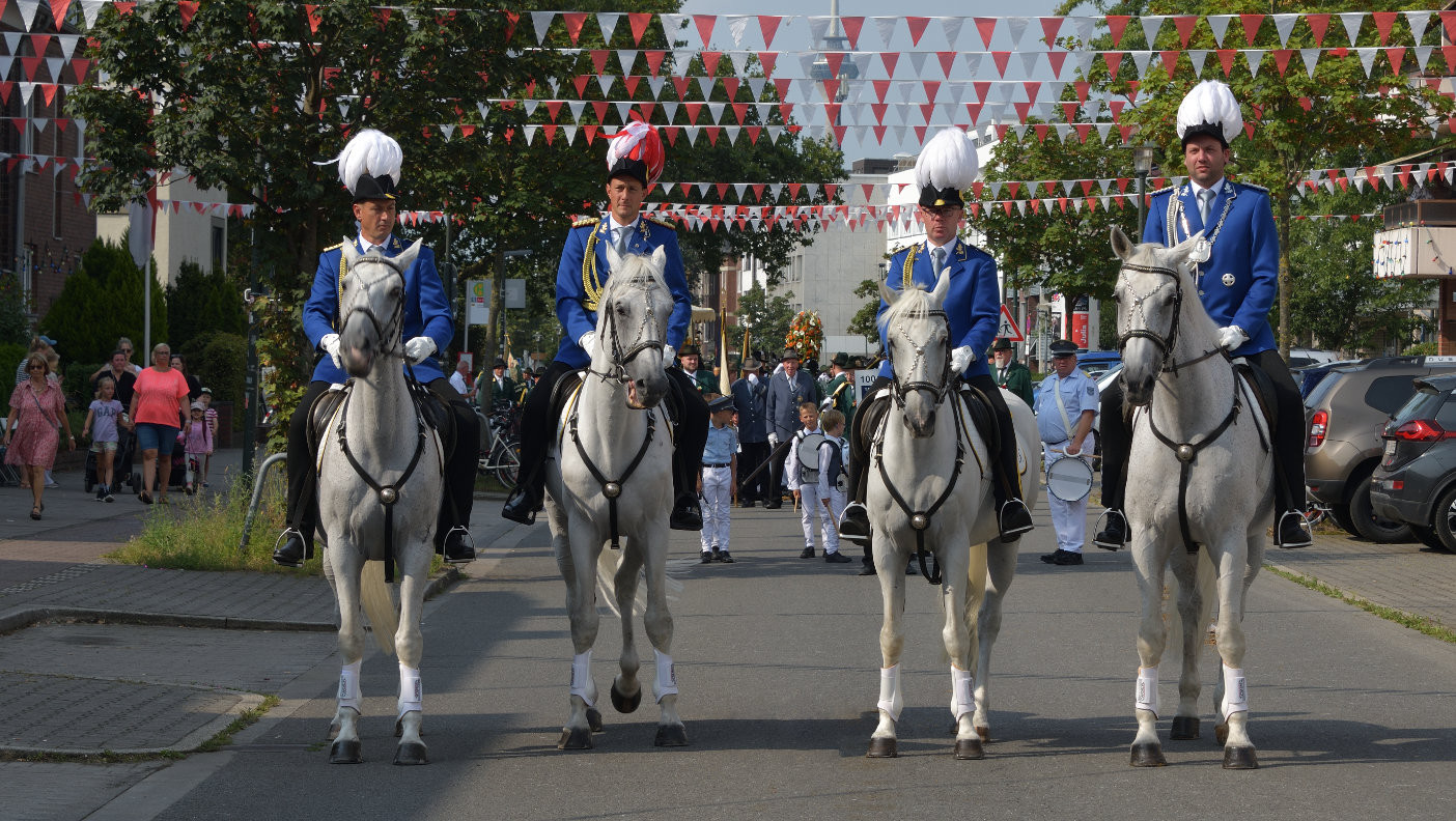 Auch die finale Parade beim dies­jähri­gen Schützen­fest in Flehe wird an­ge­führt von Regi­ments­oberst Andreas Schier und Major Moritz Laflör mit den Adjutan­ten Andreas Schäfer und Daniel Heidkamp.