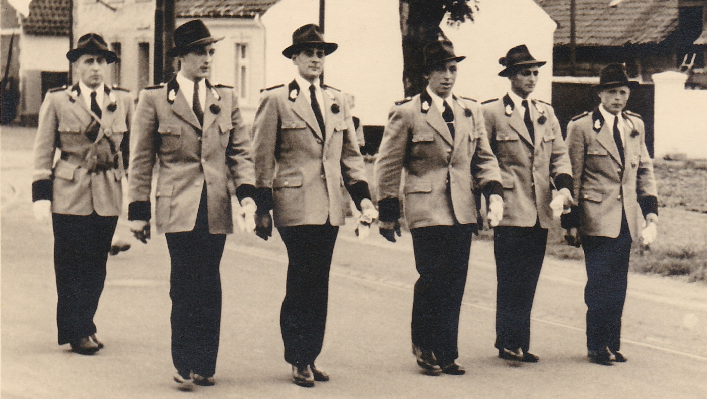 Damals, 1954, marschiert die nach dem Tiroler Freiheitskämpfer Andreas Hofer benannte Kompanie mit beim Schützenumzug in Düsseldorf-Flehe – noch ohne eigene Fahne. Die kam erst Jahre später. Damals, 1954, marschiert die nach dem Tiroler Freiheitskämpfer Andreas Hofer benannte Kompanie mit beim Schützenumzug in Düsseldorf-Flehe – noch ohne eigene Fahne. Die kam erst Jahre später.