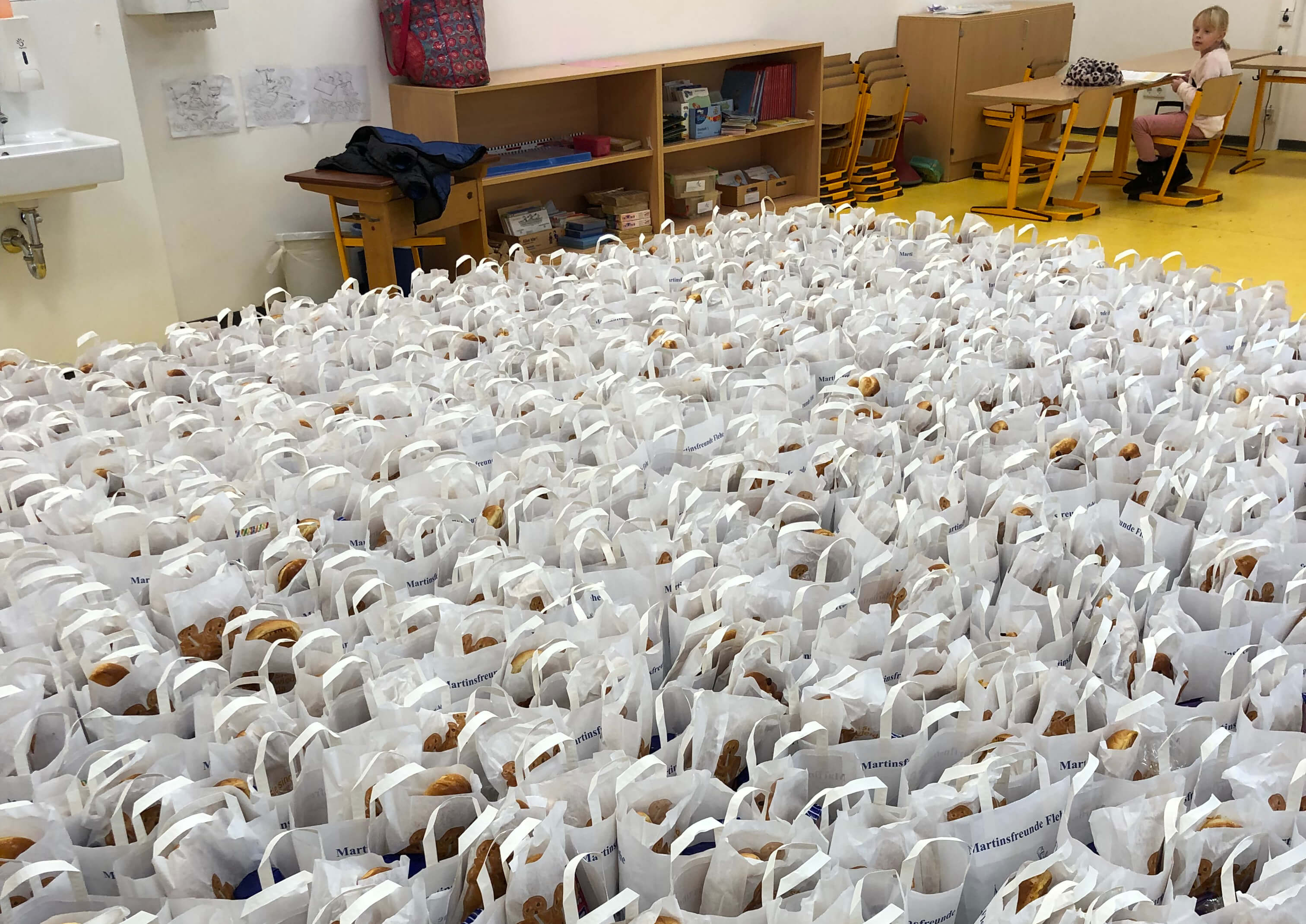 Dank großzügiger Spenden und dem tollen Einsatz unserer freiwilligen Helferinnen und Helfer kann die Sankt-Sebastianus-Schützen­bruder­schaft Jahr für Jahr mehr als tausend Martinstüten beim Laternenumzug an Kinder in Düsseldorf-Flehe verteilen.