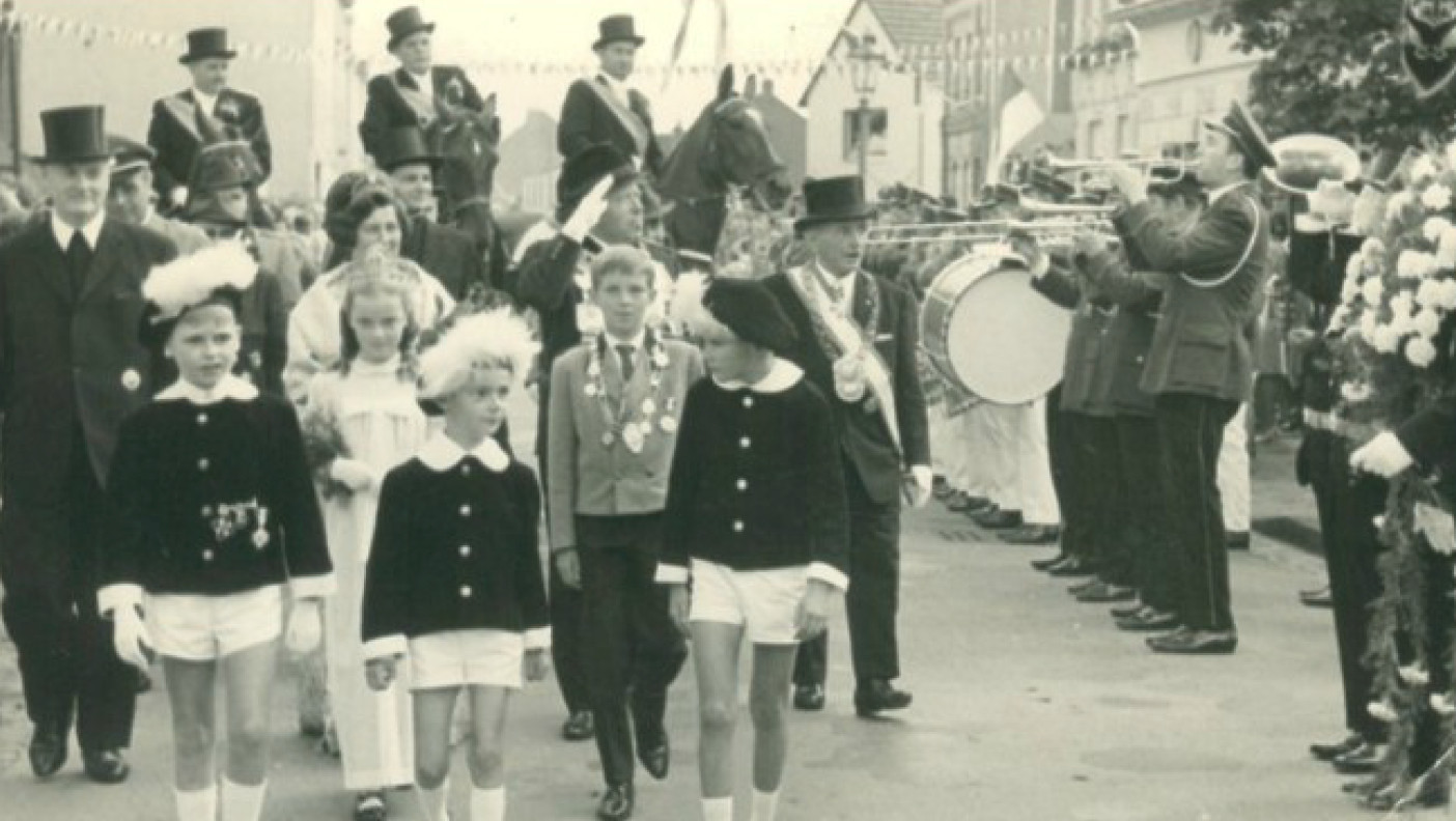 Beim Schützenumzug durch Düsseldorf-Flehe 1952. Der Kalte Krieg, der Konflikt zwischen den Westmächten und dem sogenannten Ostblock, war deutlich spürbar, und das Schützenfest am dritten Wochenende im August bot mancherlei Ablenkung.