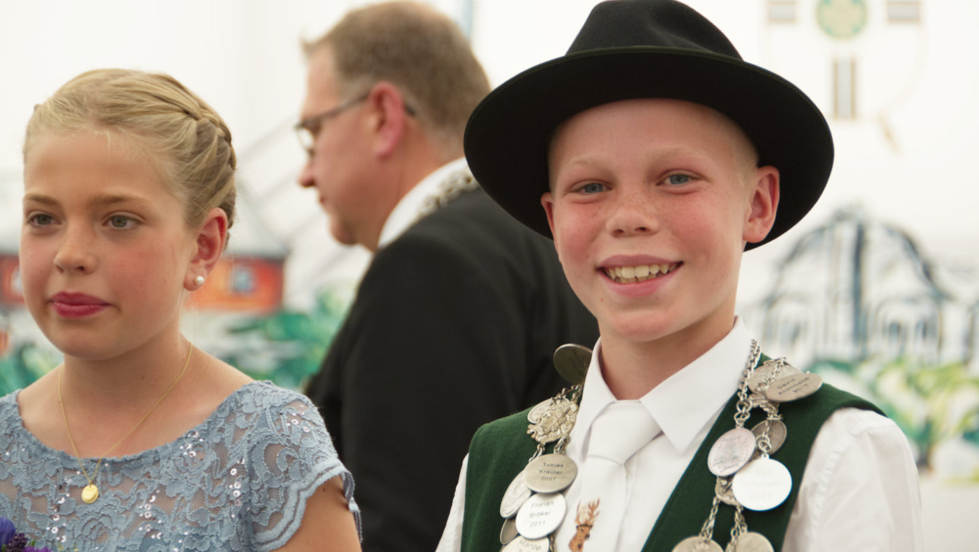 Der amtierende Pagenkönig der Fleher Schützen 2024/2025: Anton Schaefer, hier bei der Proklamation mit seiner Königin Paulina Schier.