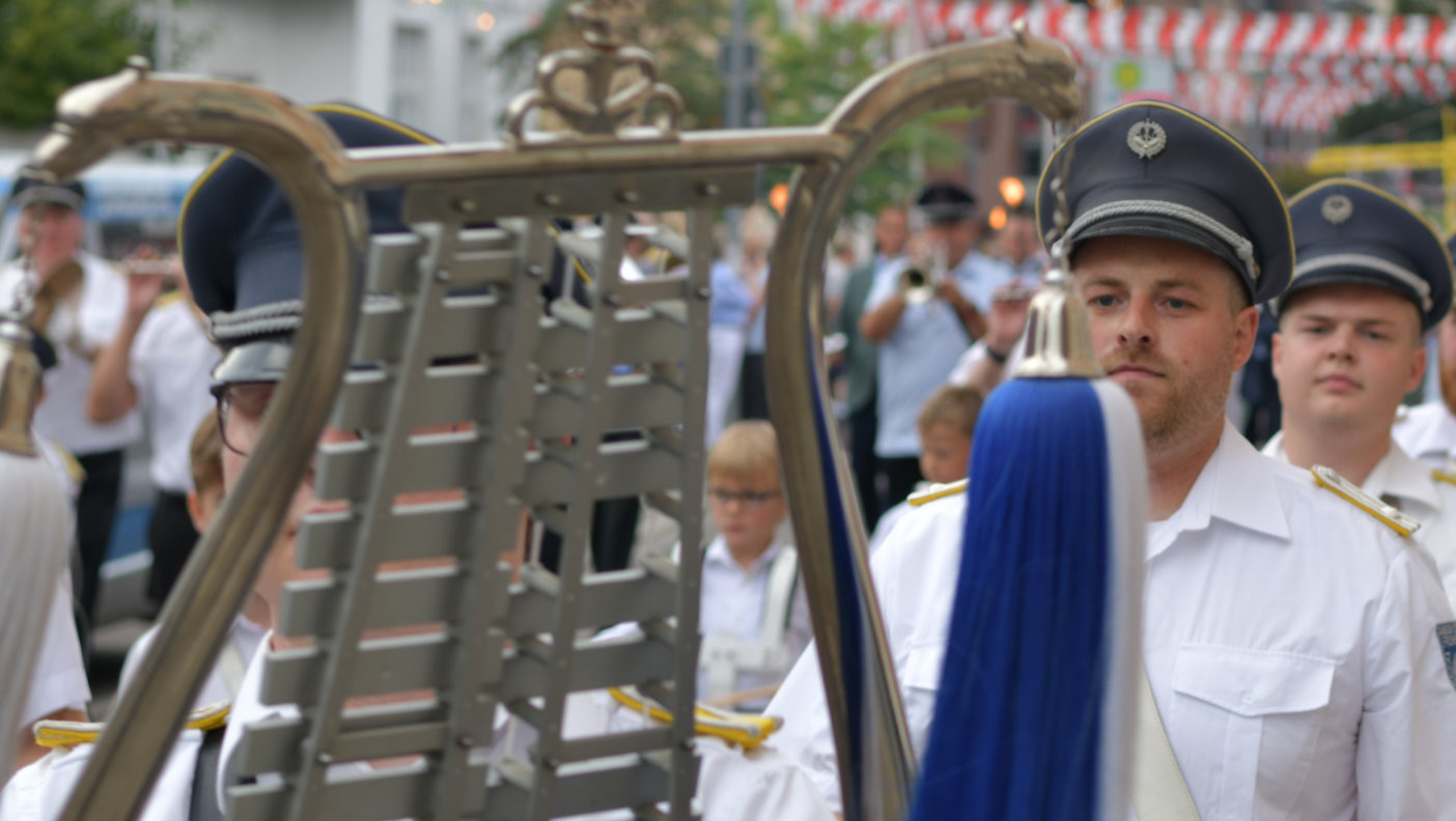 Der Fackelzug durch den Stadtteil Flehe wird jedes Jahr gleich durch mehrere Spielmannszüge musikalisch begleitet; vorneweg das Tambourcorps „Frohsinn“ Düsseldorf-Flehe.