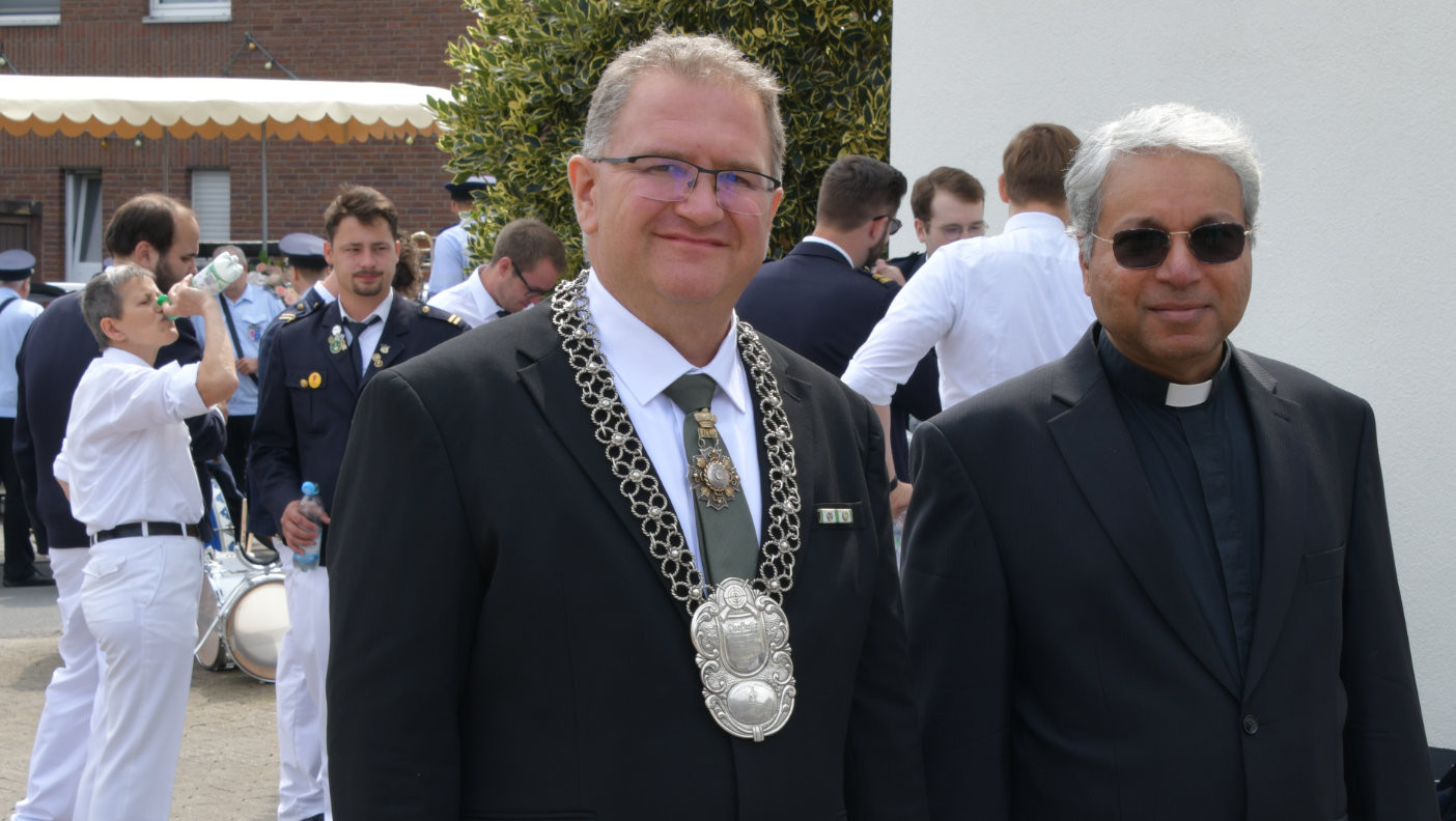 Andreas Palm und Präses Pater Dr. Joseph Mannaparambil zeigten sich hoch­erfreut, dass alles nach Plan lief. Sogar der Himmel spielte mit!