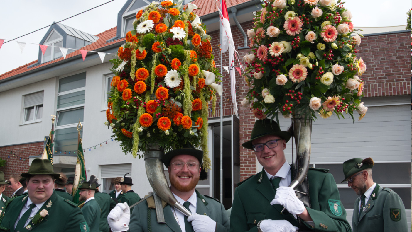 Die großen, aufwändig bestück­ten und rund 20 Kilo­gramm schweren Blumen­hörner sind beim Schützen­fest der Sankt-Sebastianus-Schützen­bruder­schaft Düssel­dorf-Flehe e. V. immer wieder gern gesehen.