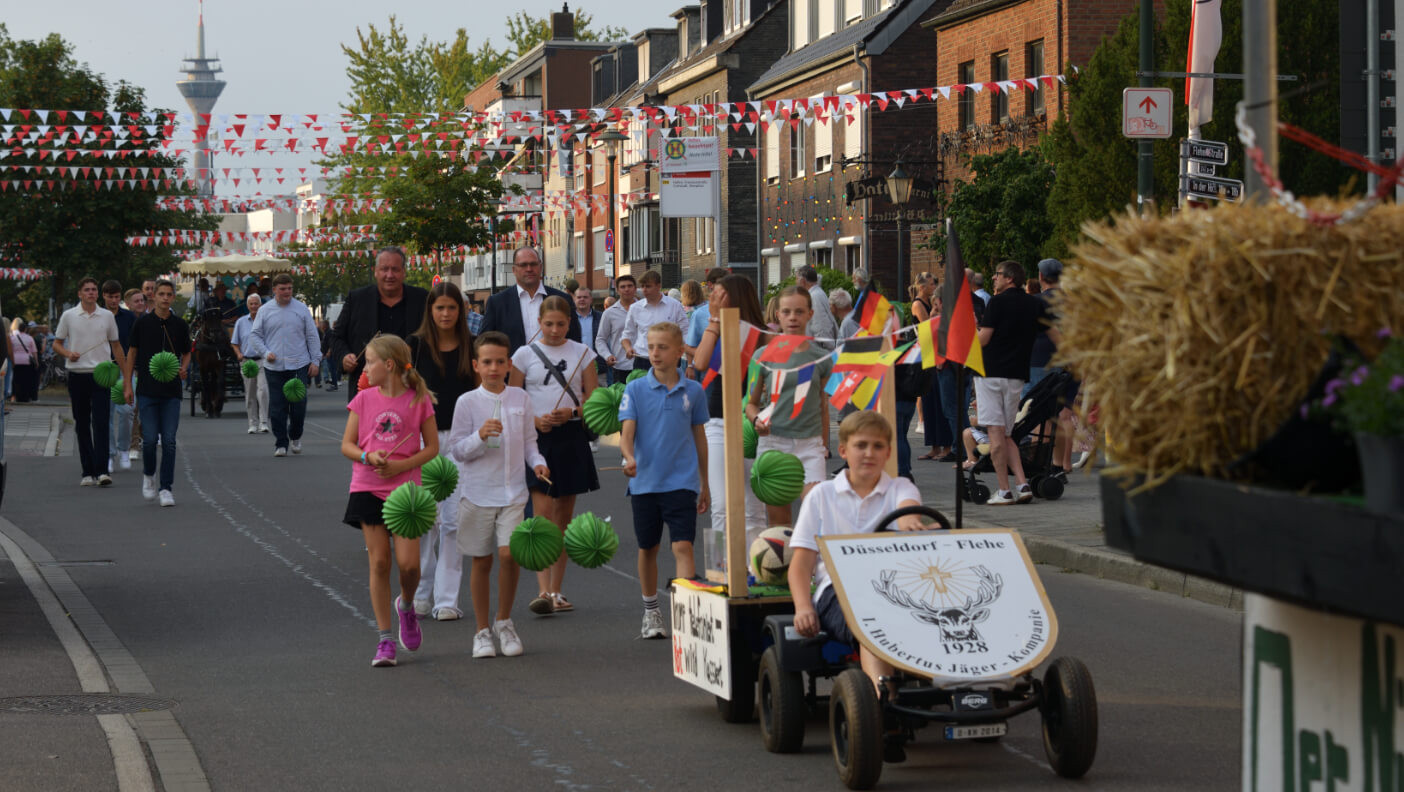 Ganz Flehe war wieder auf den Beinen, als mit dem Fackel­zug durch den Stadt­teil Düsseldorf-Flehe das 94. Schützenfest eröffnet wurde.