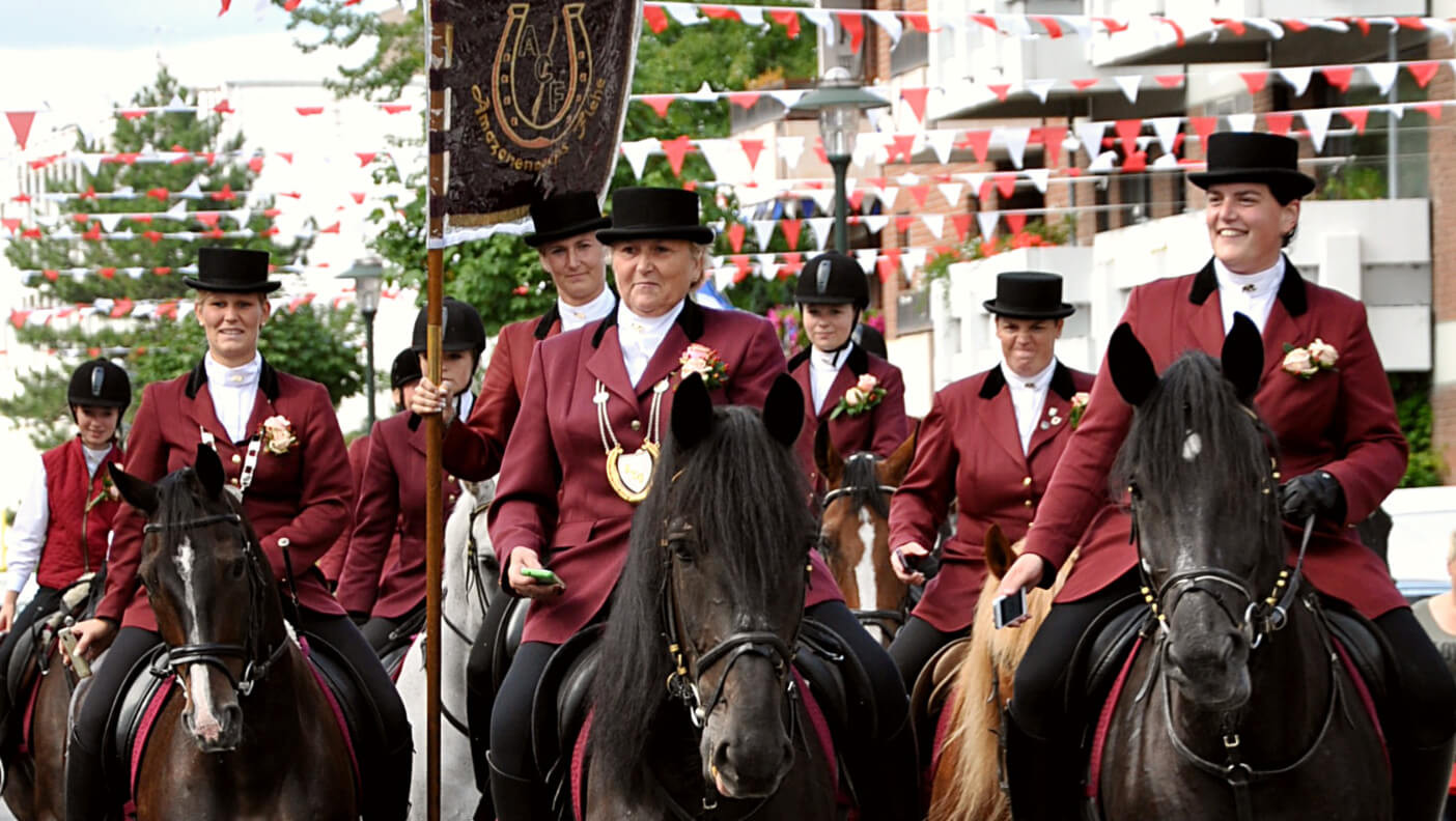 Das Amazonen­corps Düssel­dorf-Flehe e. V. beim Schützenumzug am dritten Wochenende im August in Düsseldorf-Flehe.