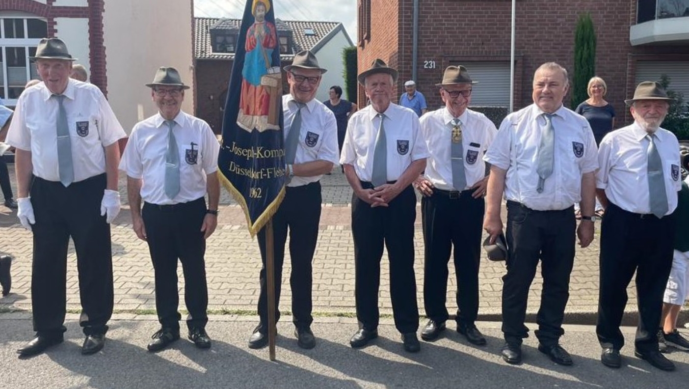 Die passionierten Mitglieder der Sankt-Joseph-Kompanie bei der Schützenparade des Jahres 2023 auf der Fleher Straße.