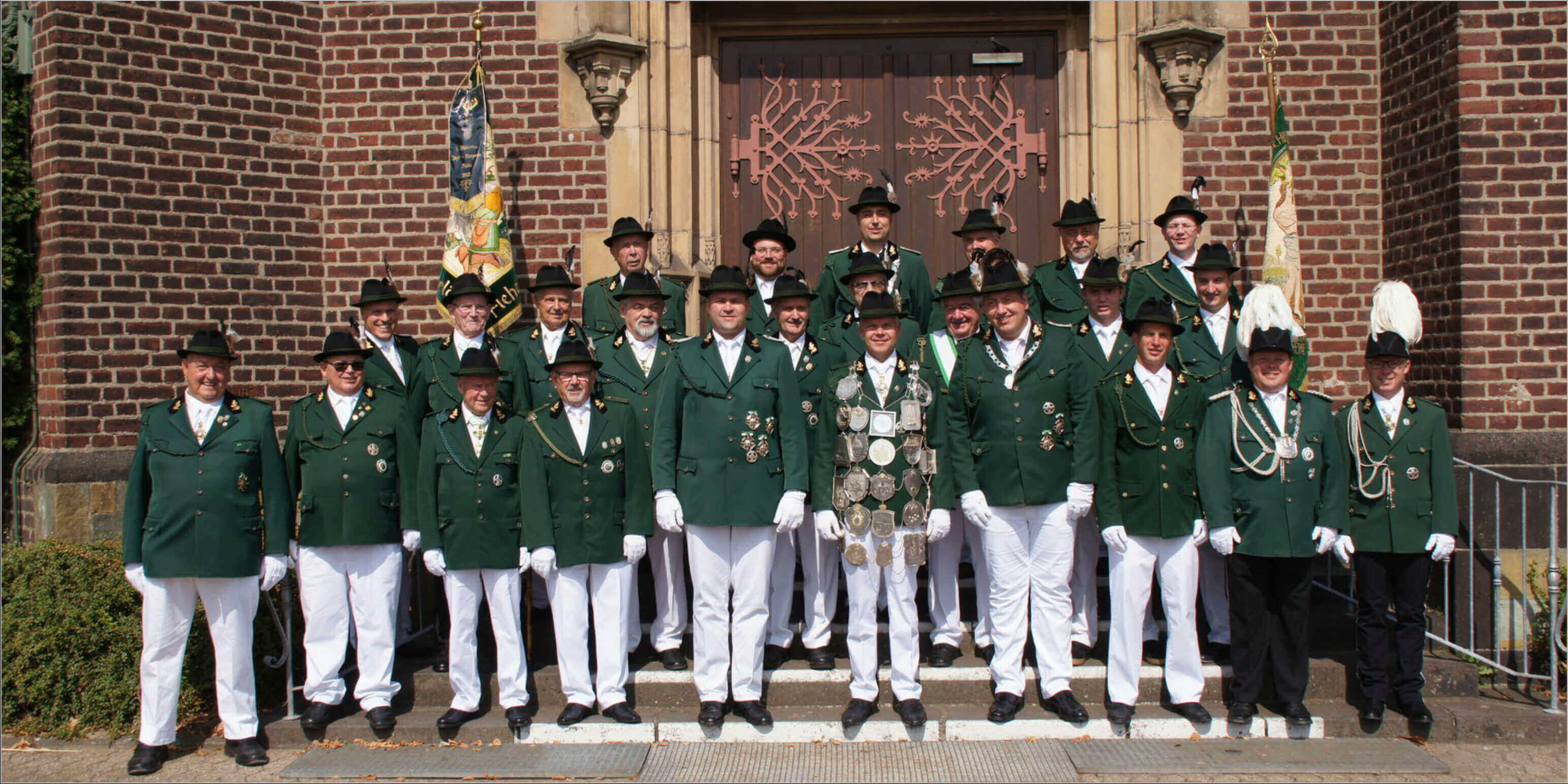 Bis dato haben sechzehn Schützenkönige aus der 1. Hubertus-Jäger-Kompanie sowohl ihre Treffsicherheit als auch ihr Engagement für das Gemeinwohl bewiesen. Bis dato haben sechzehn Schützenkönige aus der 1. Hubertus-Jäger-Kompanie sowohl ihre Treffsicherheit als auch ihr Engagement für das Gemeinwohl bewiesen.