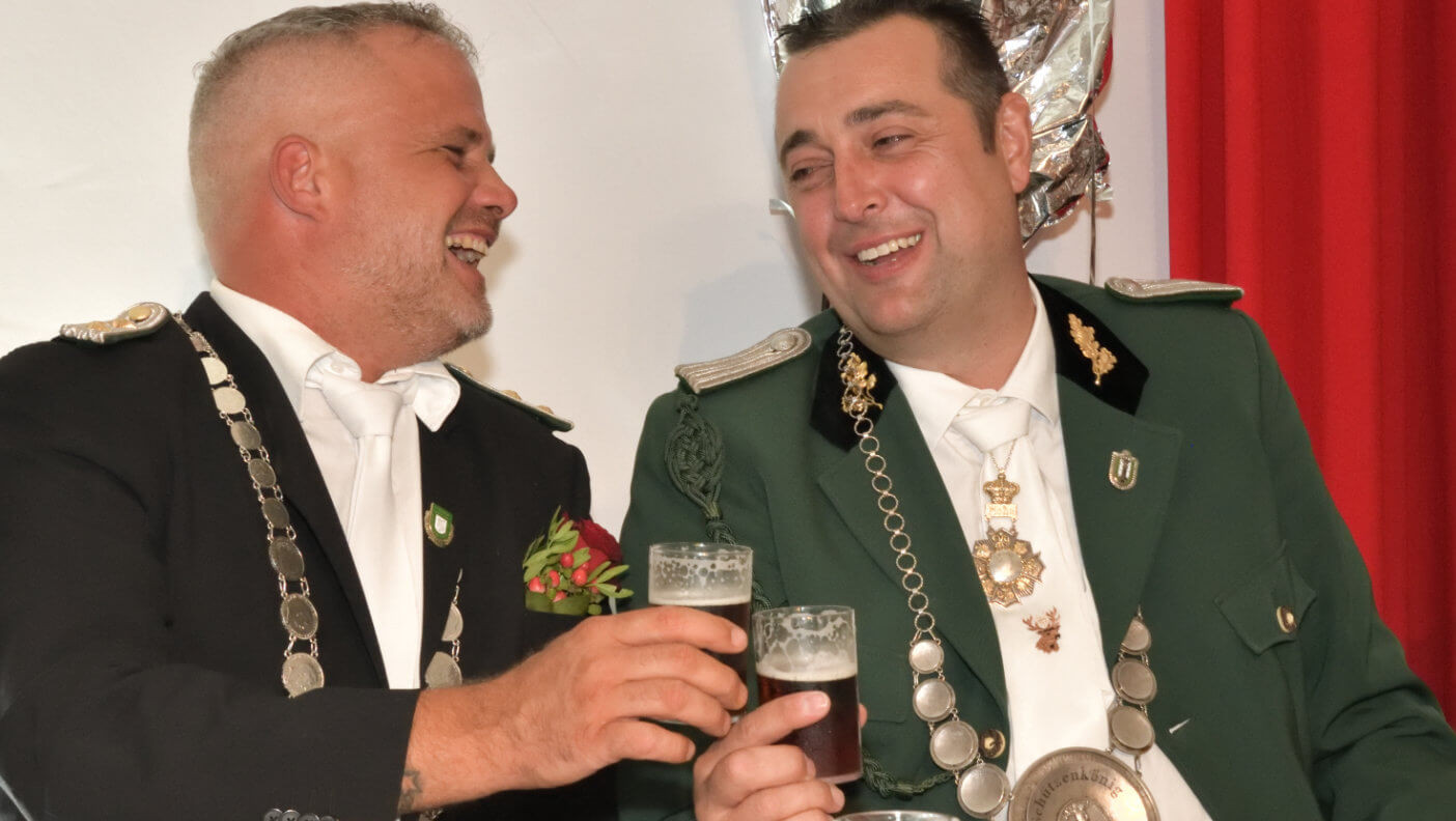 Amtsübergabe bei einem frisch-würzigen Schlösser Alt unseres Sponsors: Der neue Schützenkönig Alexander Hofer (links) und sein Vorgänger Thomas Schier hatten sichtbar viel Feude bei der Party im Festzelt.