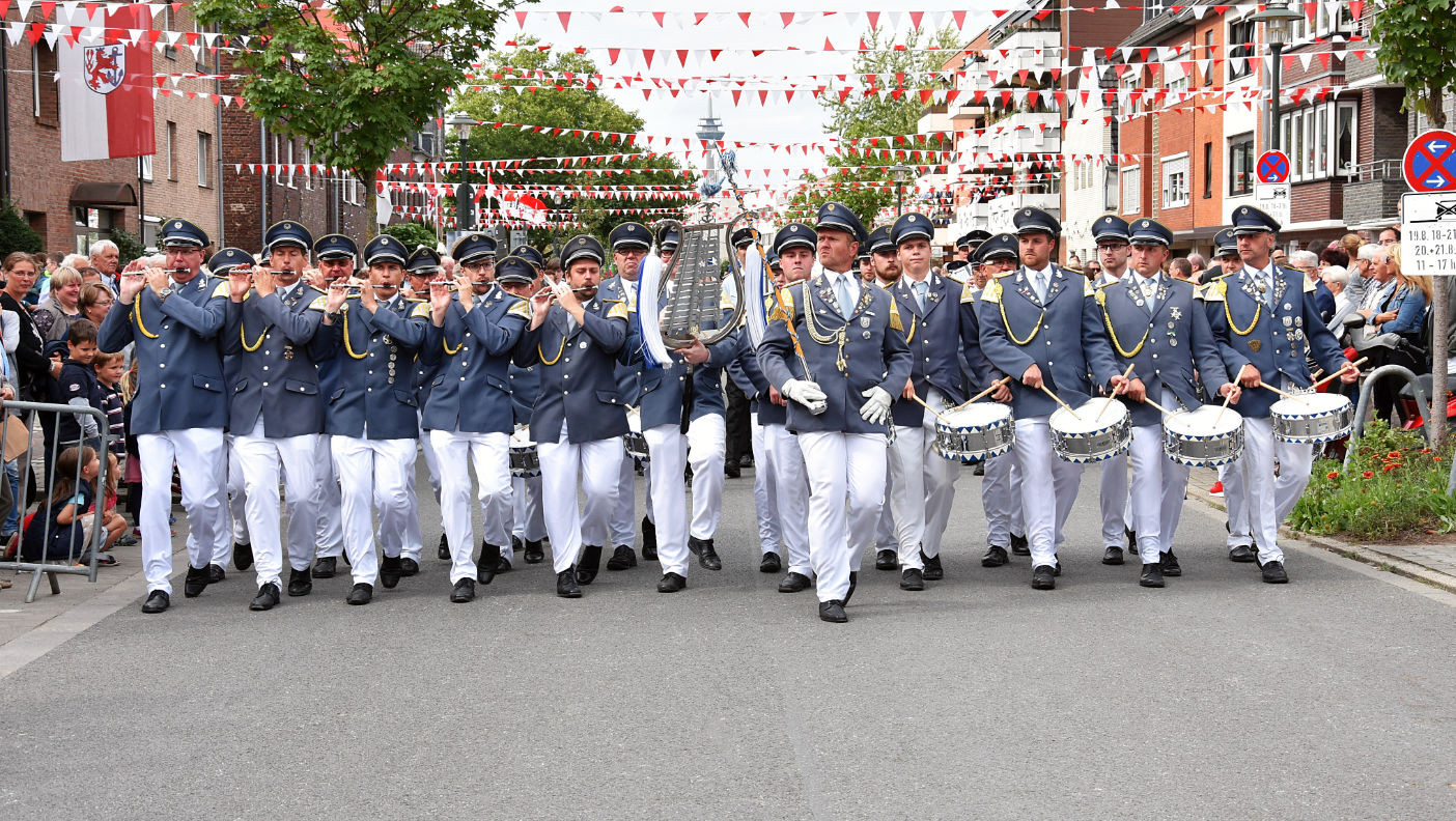 Beim Schützenumzug durch Düsseldorf-Flehe … Wir pflegen das Brauchtum im Stadtteil und danken unseren Sponsoren. Beim Schützenumzug durch Düsseldorf-Flehe … Wir pflegen das Brauchtum im Stadtteil und danken unseren Sponsoren.