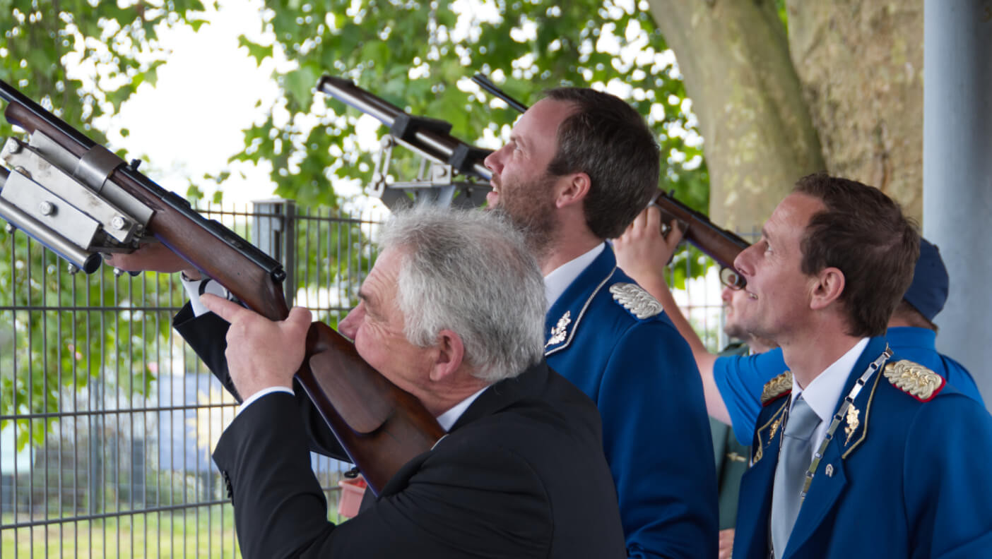 Die Gewehrhalterung und der Geschossfangkasten sind derart aufeinander abzustimmen, dass der Schusswinkel dem Neigungswinkel des Geschossfangkastens entspricht und ein Vorbeischießen am Kasten ausgeschlossen ist (Schießstandrichtlinien, Vorschrift 7.4.2).