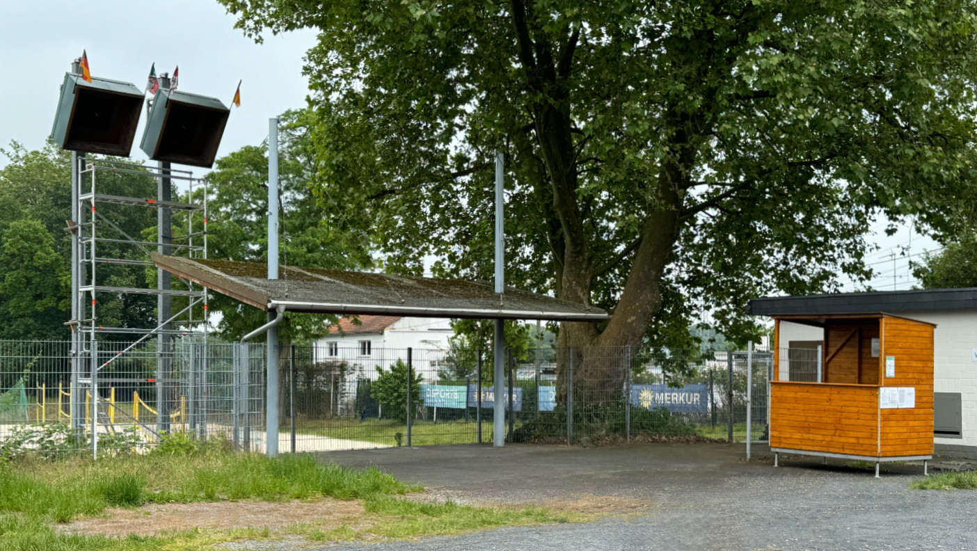 Der Vogelschießstand auf dem Schützenplatz in Düsseldorf-Flehe mit den beiden Geschossfangkästen für die Pfänderziele. Hier trainieren wir regelmäßig. Der Vogelschießstand auf dem Schützenplatz in Düsseldorf-Flehe mit den beiden Geschossfangkästen für die Pfänderziele. Hier trainieren wir regelmäßig.