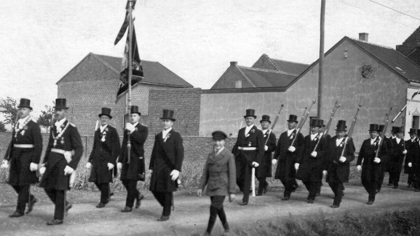 Die Cäcilien-Kompanie 1928 beim Schützenumzug durch Düsseldorf-Flehe, erstmals mit Vereins­fahne.