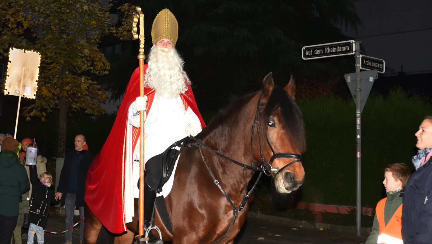 Der Martinszug durch Flehe wird traditionell durch den hl. Martin als Bischof auf einem Pferd reitend angeführt.